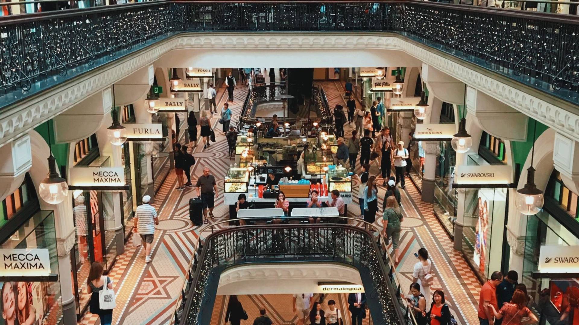 نشطاء على تيك توك يكشفون تصنيع المنتجات الفاخرة في الصين.. فيديو