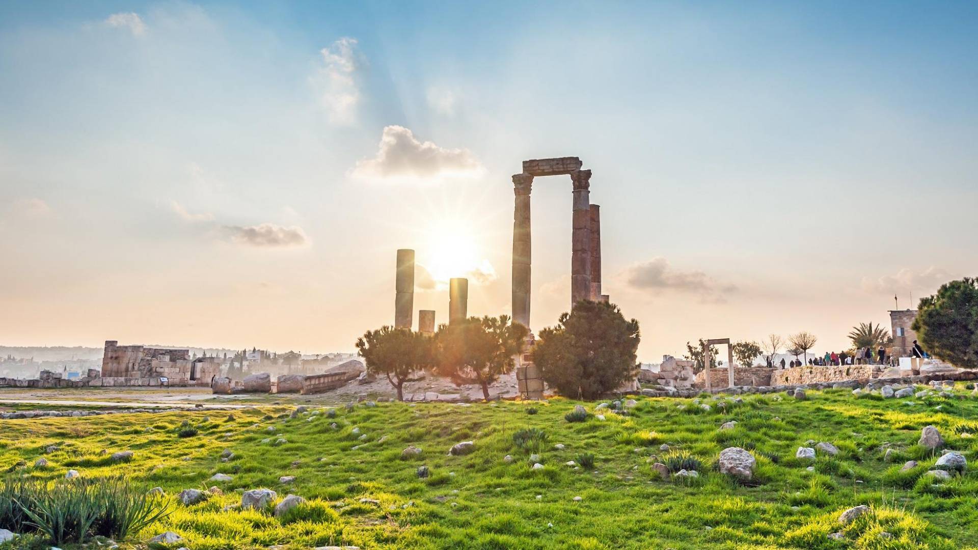 عطلة نهاية أسبوع دافئة إلى حارة نسبيا وطقس مستقر