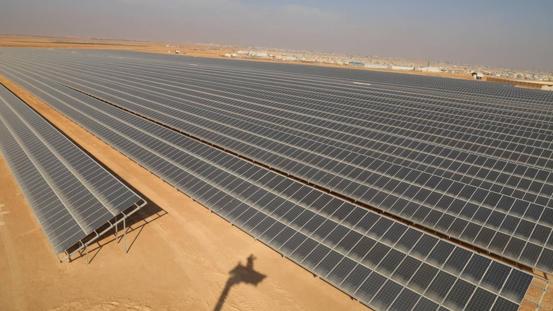 "هيئة الطاقة" توضح عبر "رؤيا" أسباب فرض عقوبات على الشركات التي تخزن الكهرباء بشكل غير قانوني - فيديو