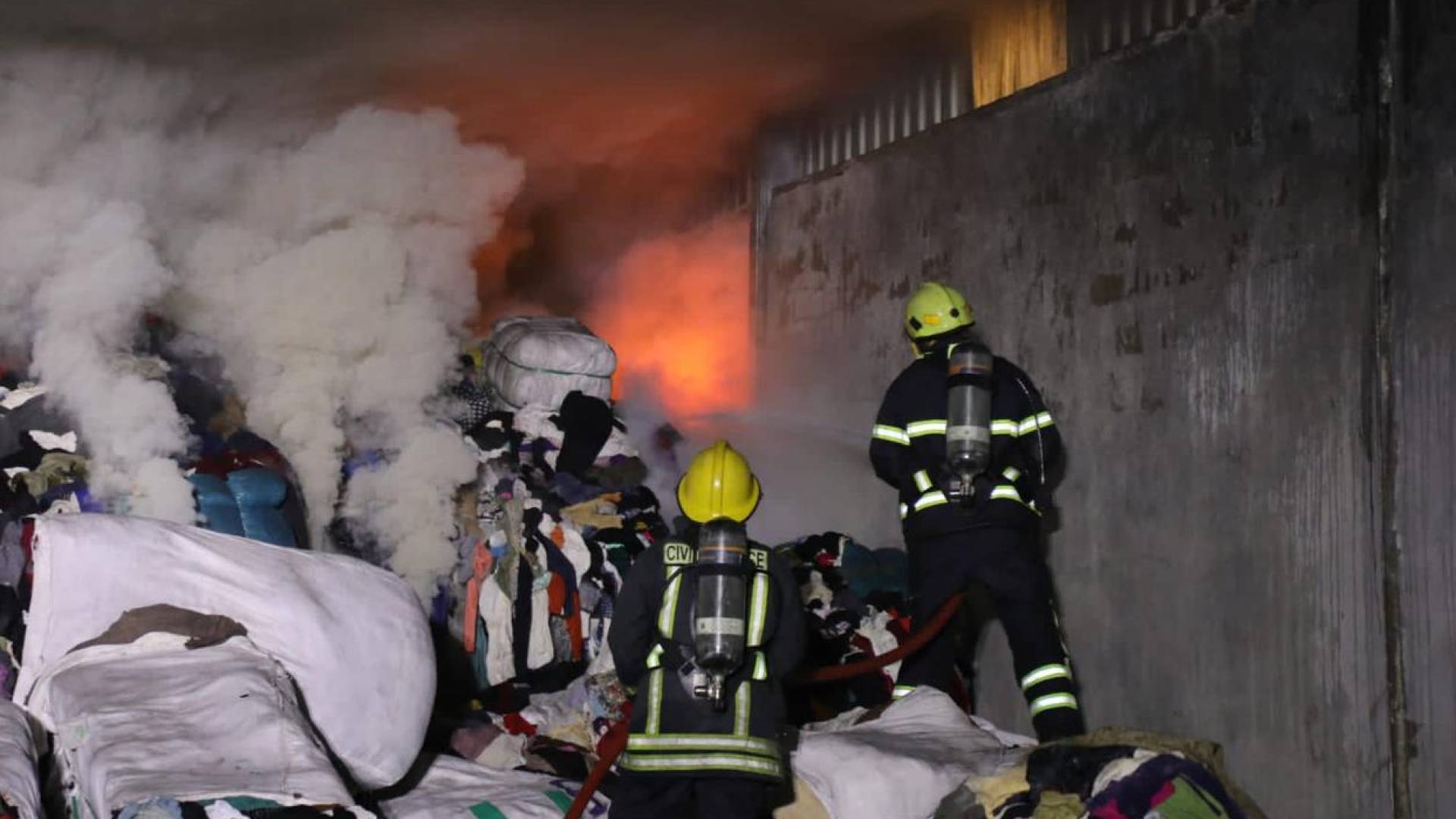 الدفاع المدني يخمد حريقا هائلا في هنجر أقمشة بالمنطقة الحرة في الزرقاء - صور