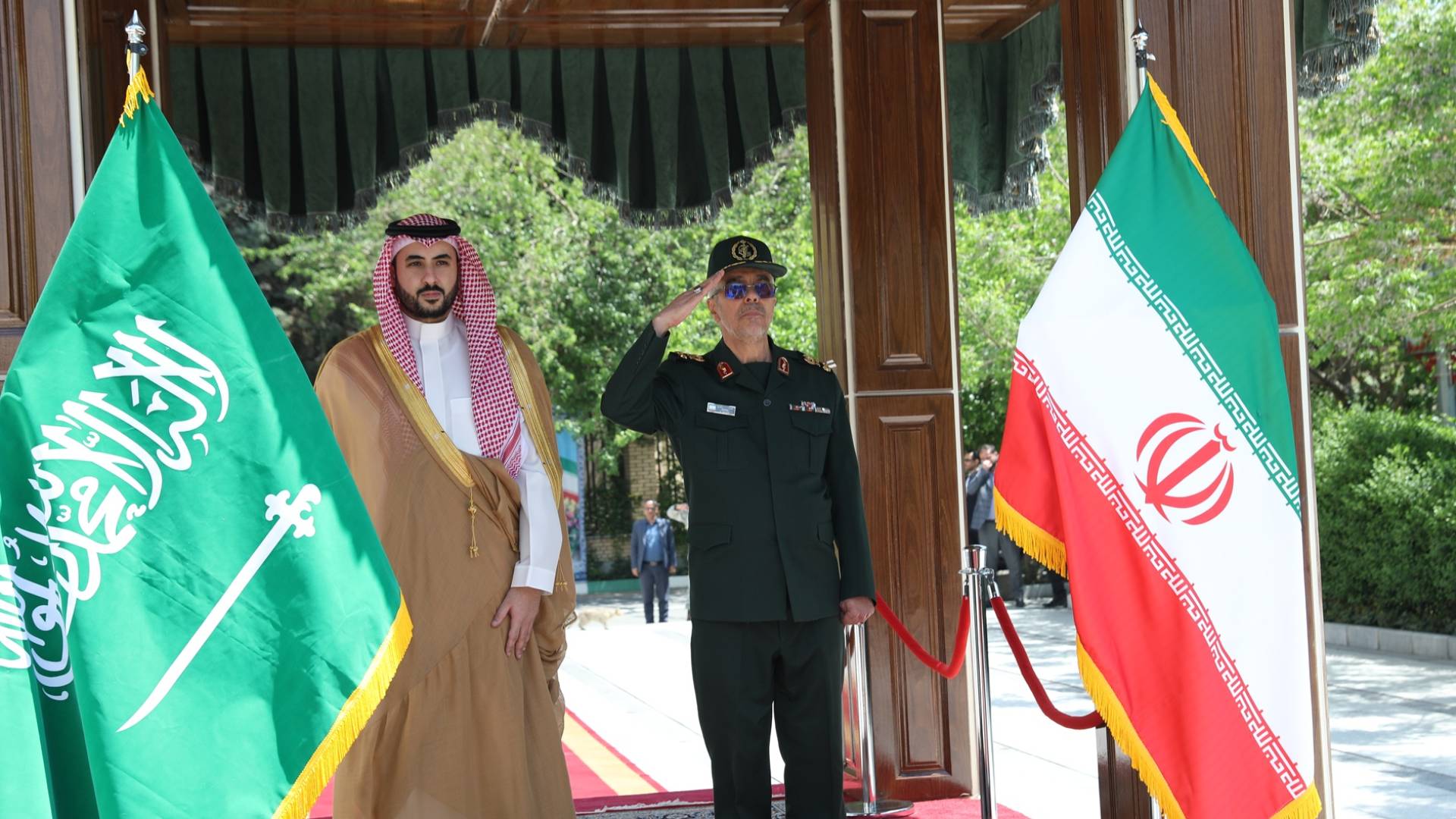 وزير الدفاع السعودي يصل إلى العاصمة الإيرانية في زيارة رسمية