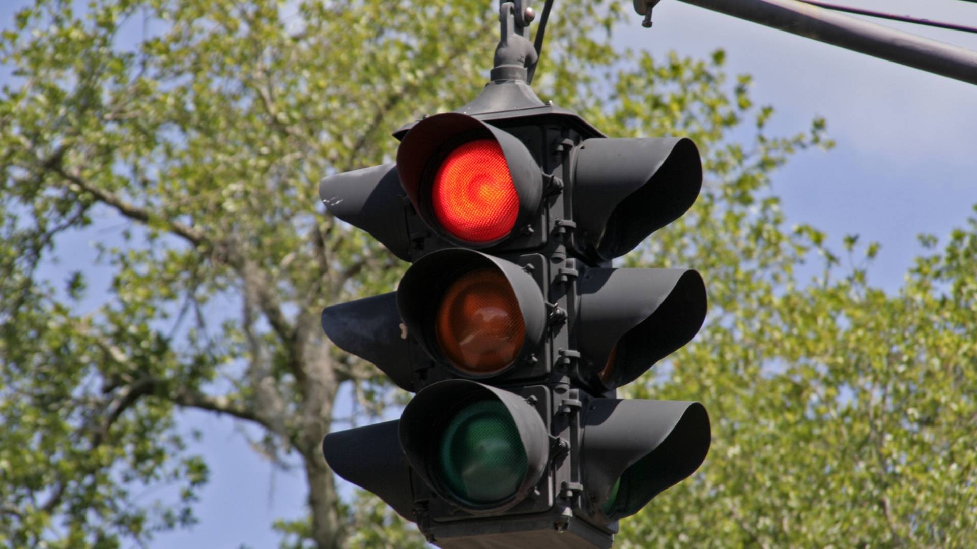 تعرف إلى عقوبة مخالفة قطع الإشارة الضوئية الحمراء في الأردن