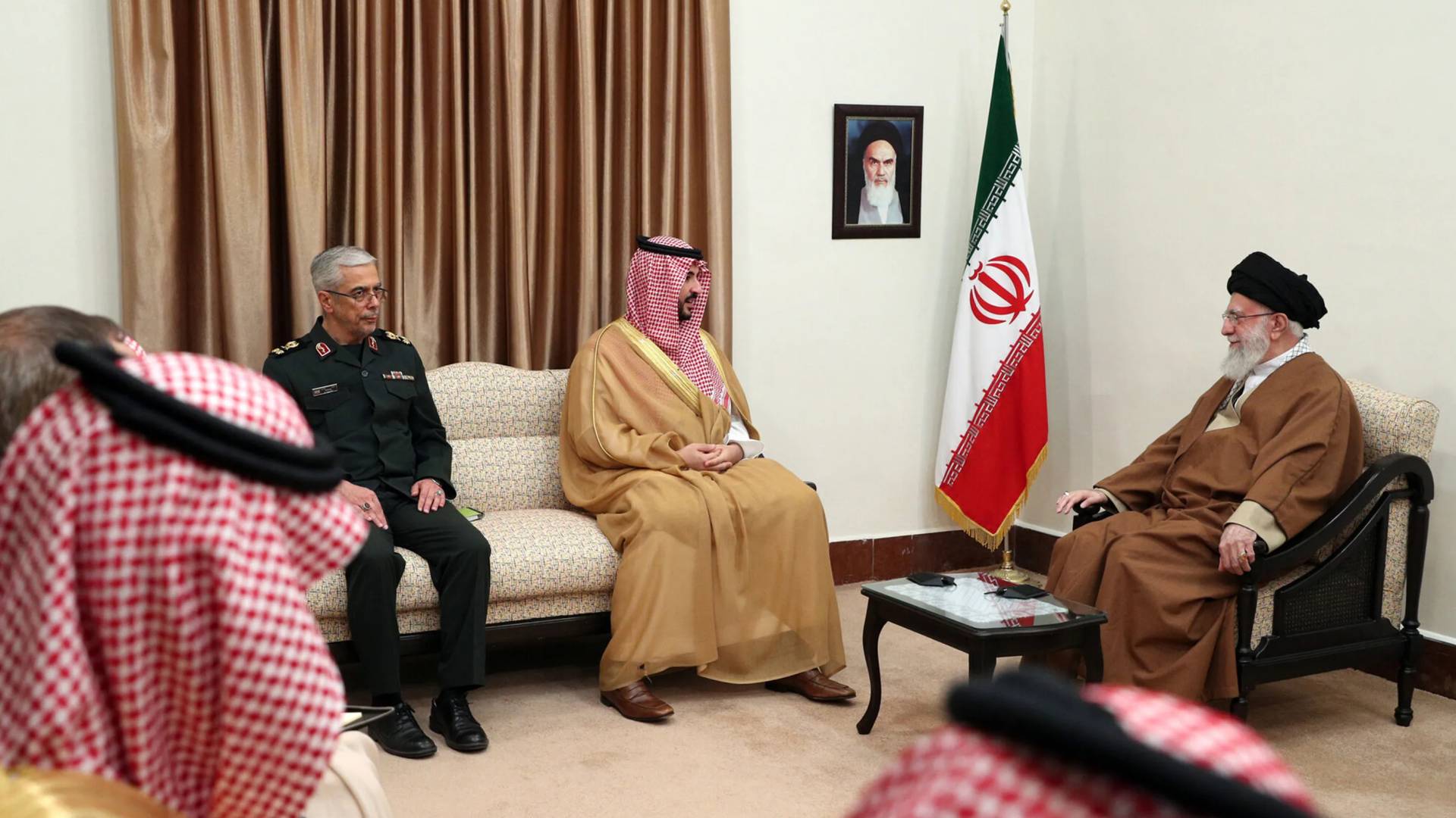 خلال لقاء وزير الدفاع السعودي خالد بن سلمان خلال لقائه المرشد الإيراني علي خامنئي