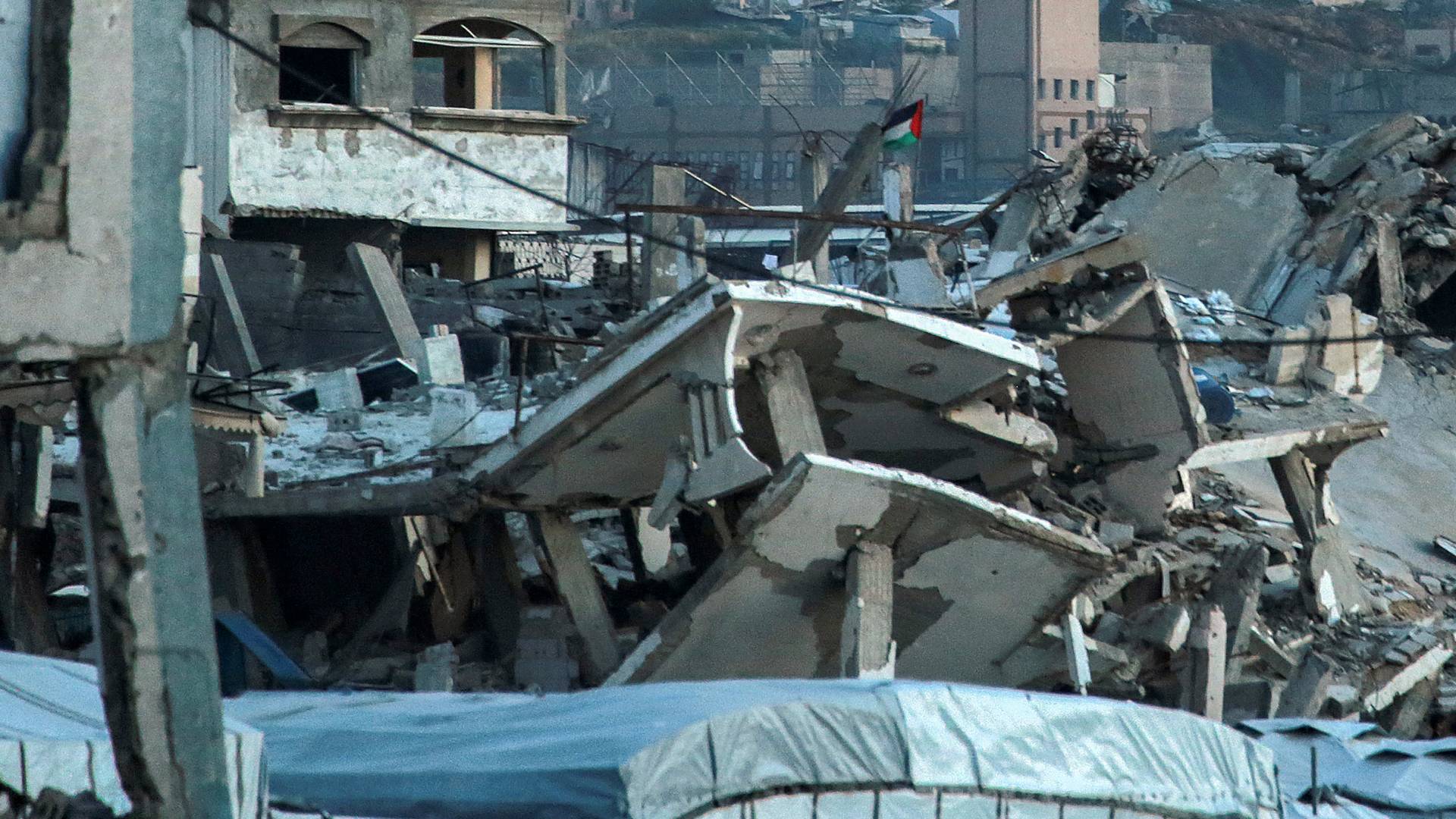 رفع علم فلسطين فوق الركام في غزة "أرشيفية"