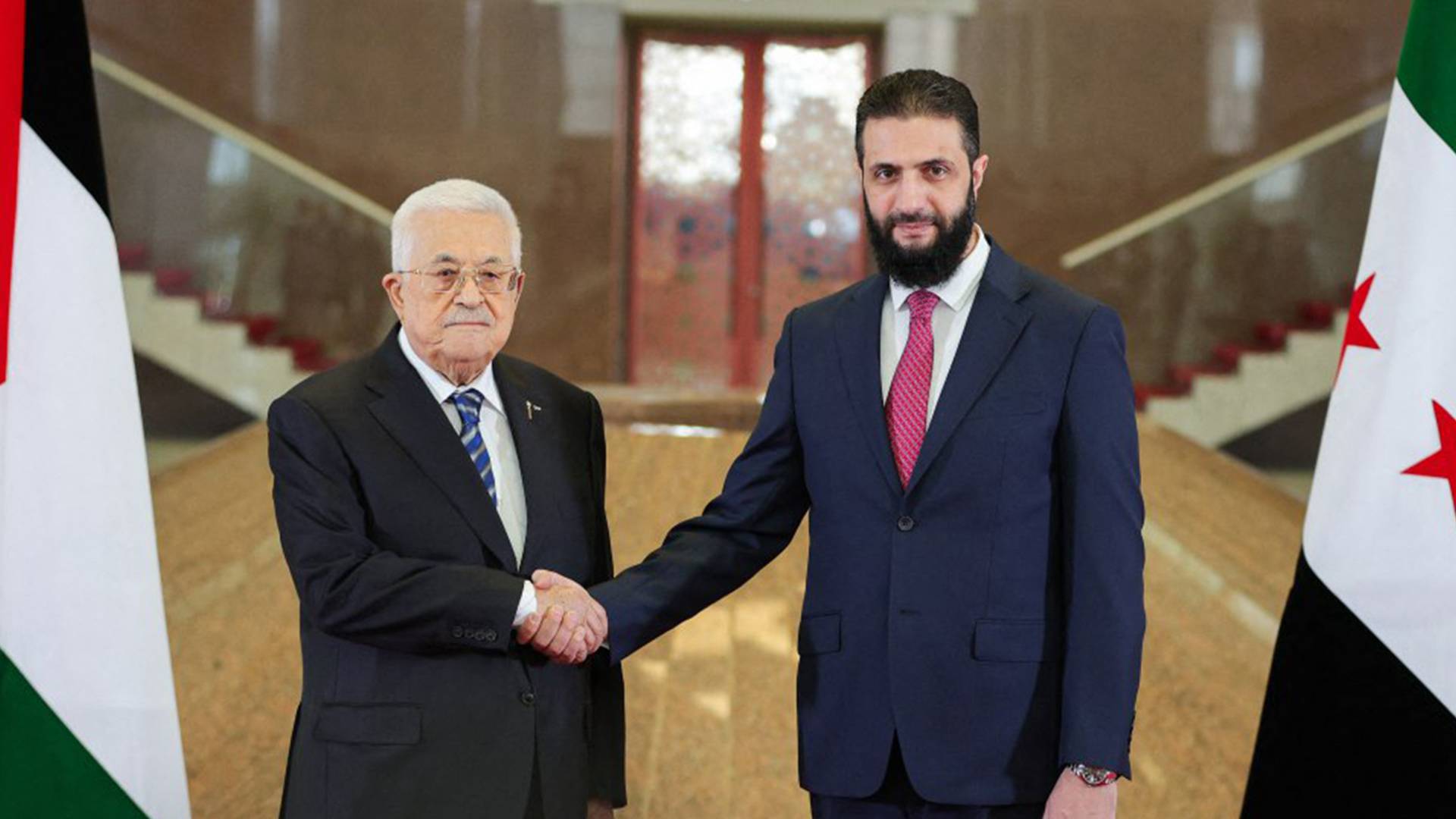 الرئيس السوري أحمد الشرع (يمينا) الرئيس الفلسطيني محمود عباس (يسارا)