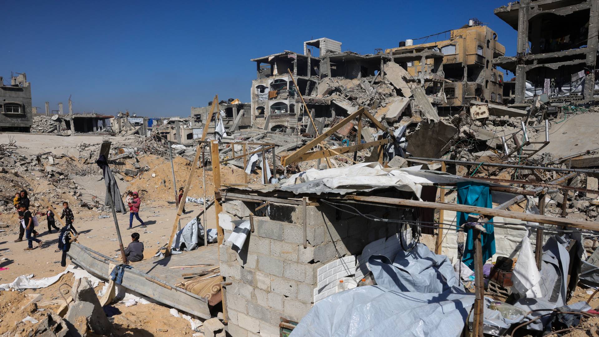 فلسطينيون يتجمعون بالقرب من مخيم مدمر في بيت لاهيا