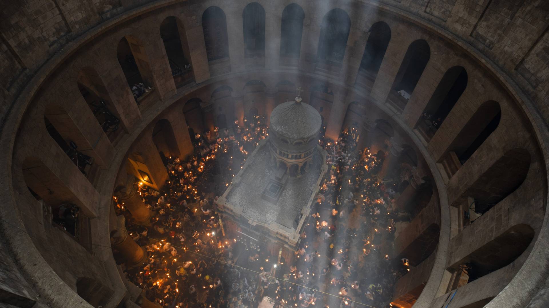 انبثاق "النور المقدس" في كنيسة القيامة