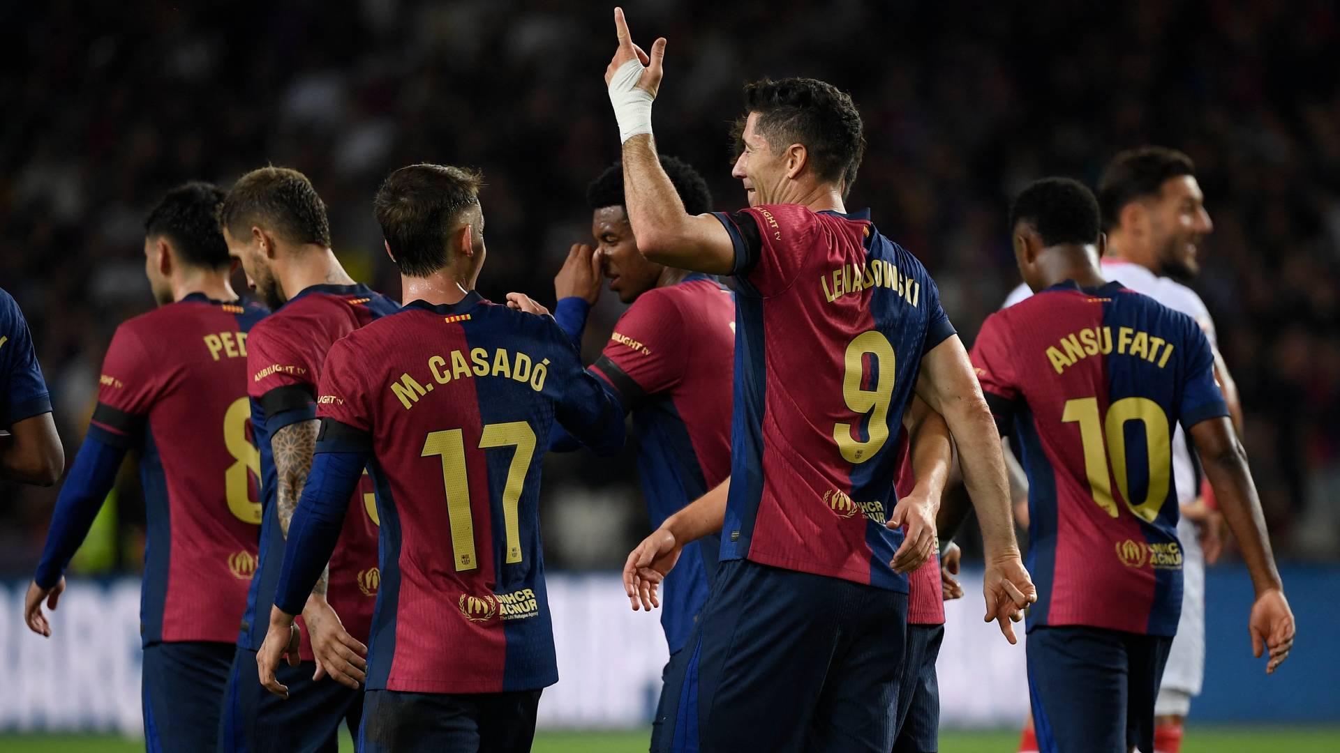 لاعبو برشلونة يحتفلون بهدف سابق