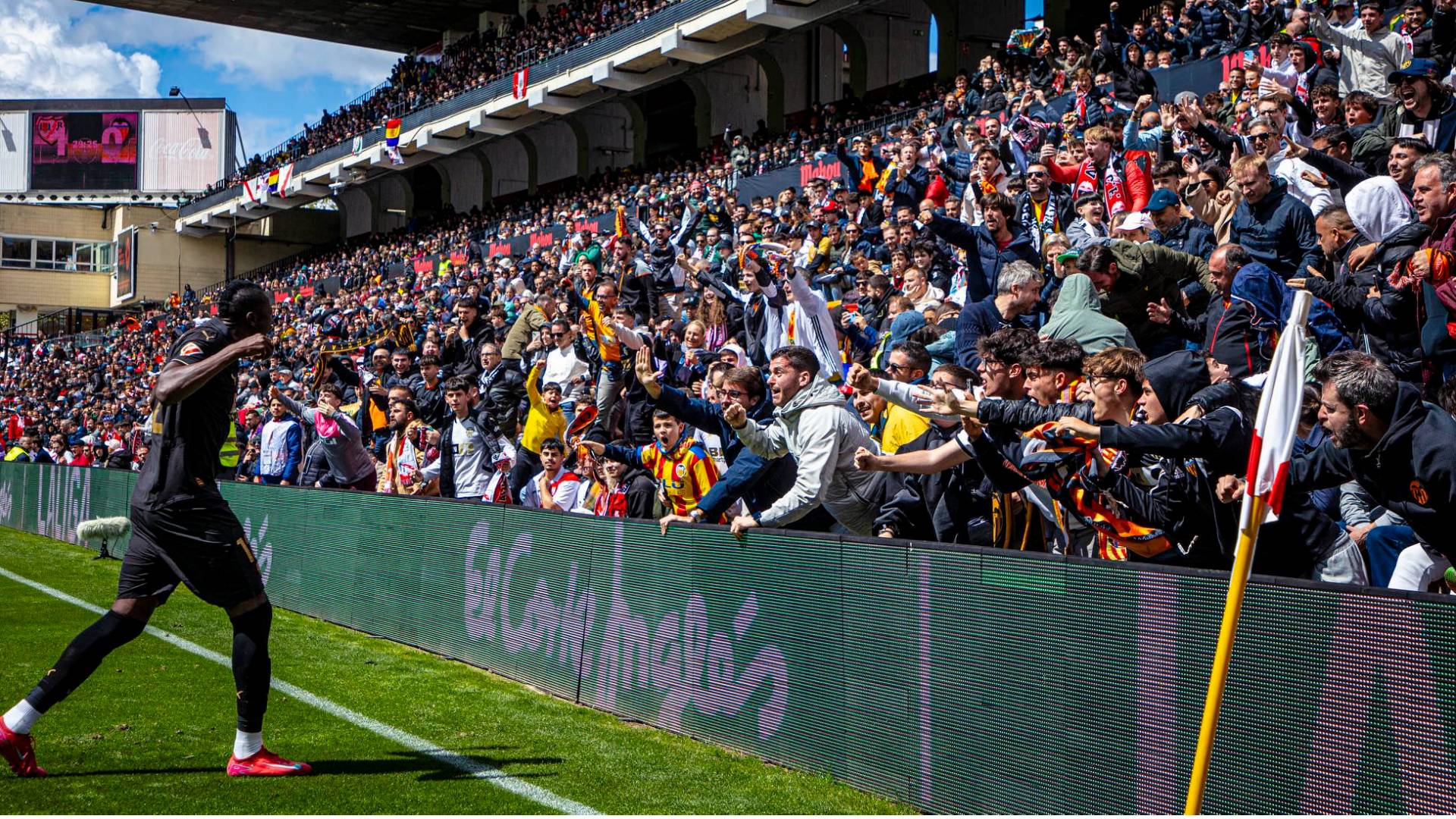 رايو فاليكانو يوقف انتصارات فالنسيا بتعادل مثير في الليغا