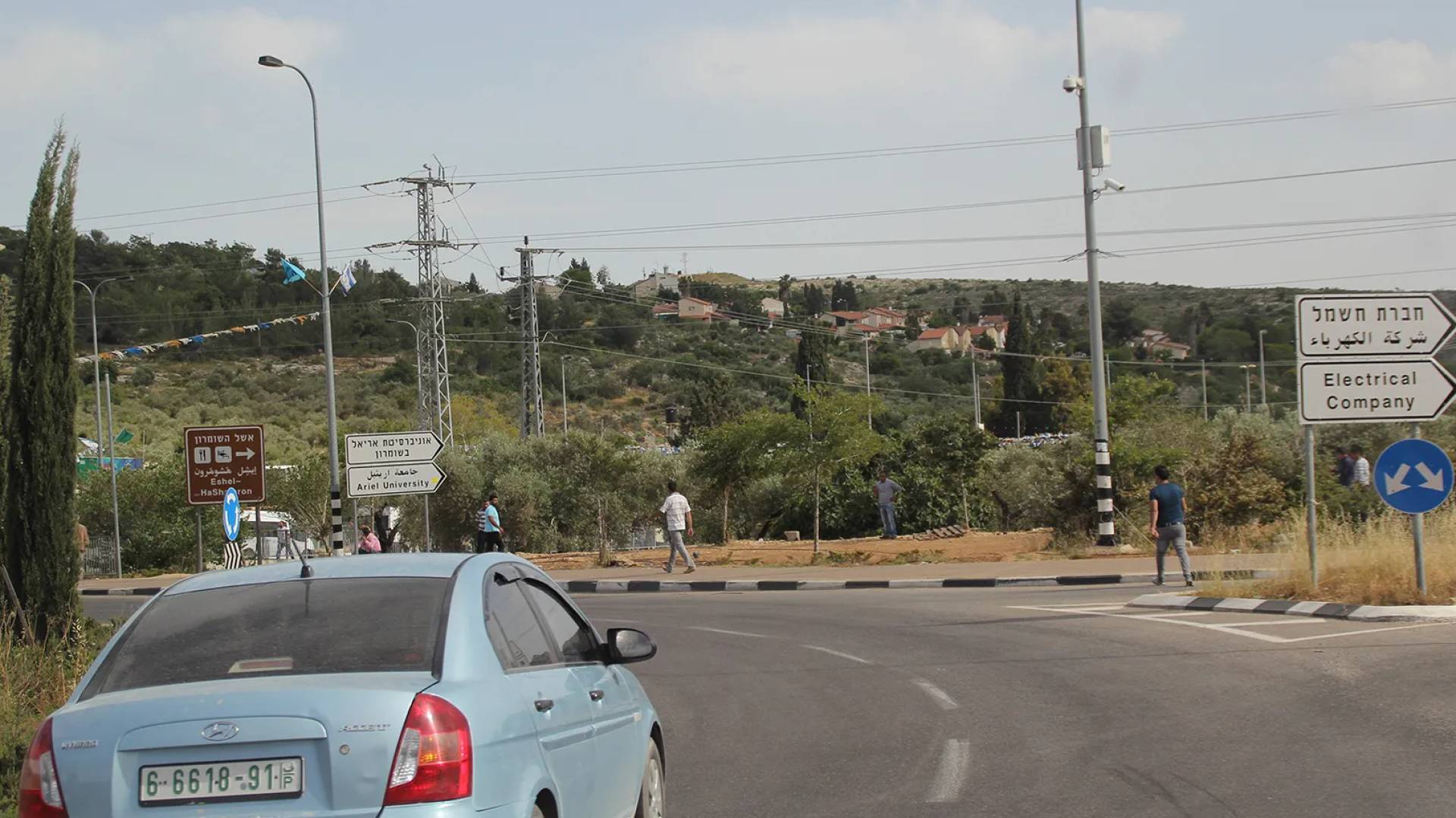 إعلام عبري: إطلاق نار يستهدف مركبة مستوطنين قرب مستوطنة "أريئيل"