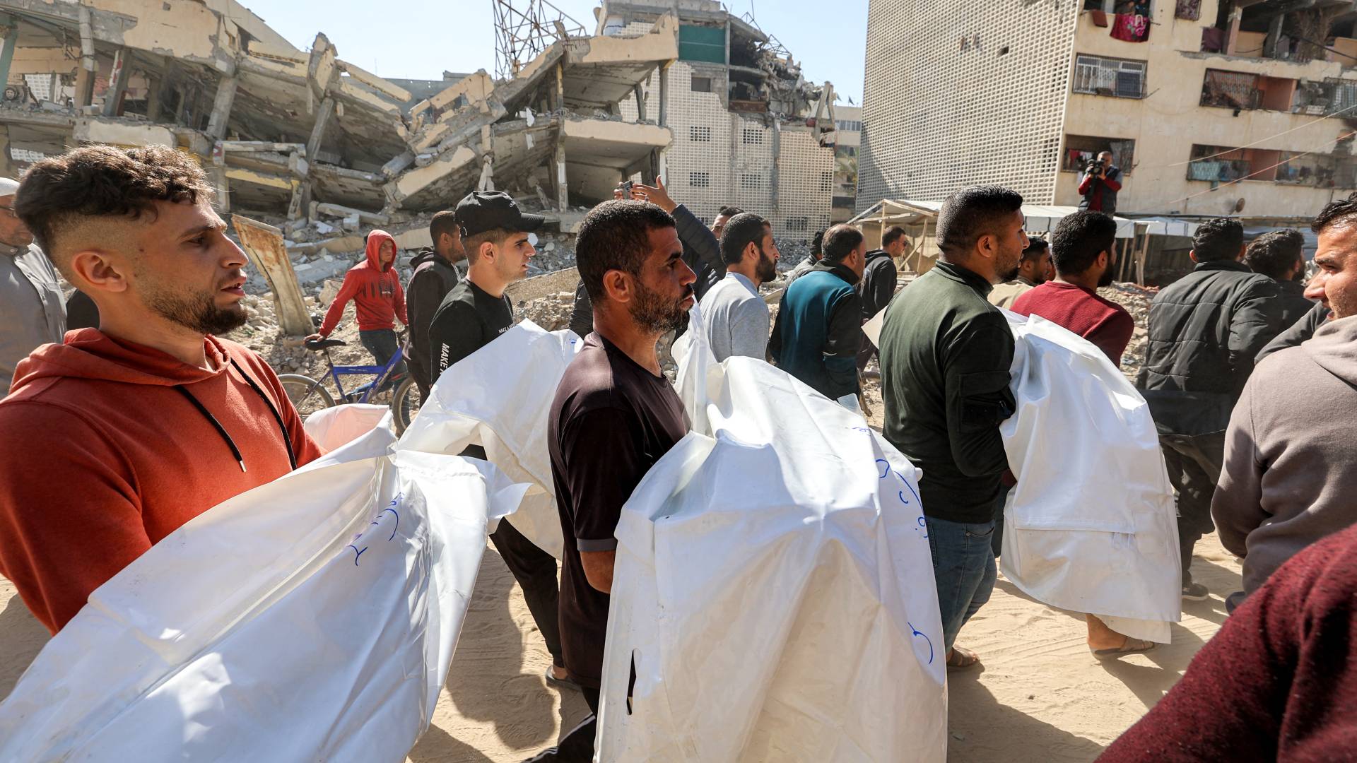 فلسطينيون يحملون جثامين شهداء في قطاع غزة