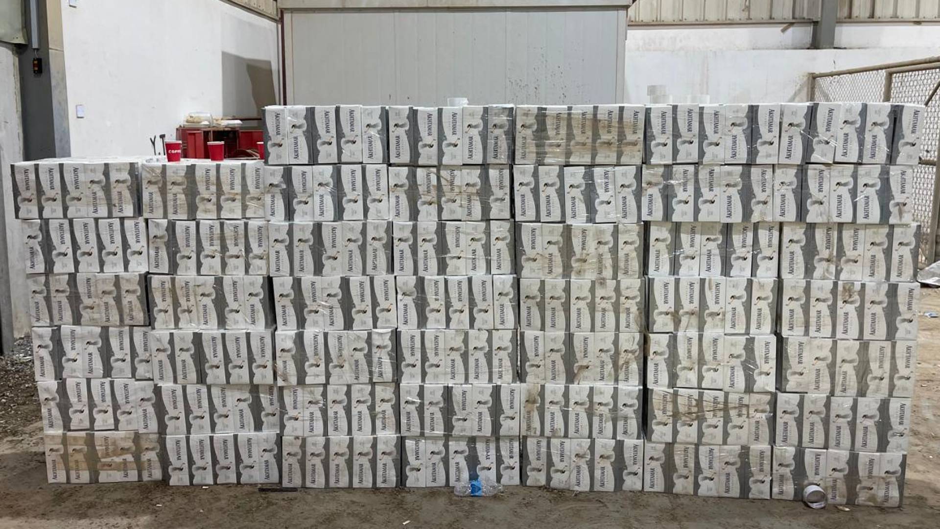 كميات الدخان التي ضبطت داخل براد شحن في مركز حدود الكرامة