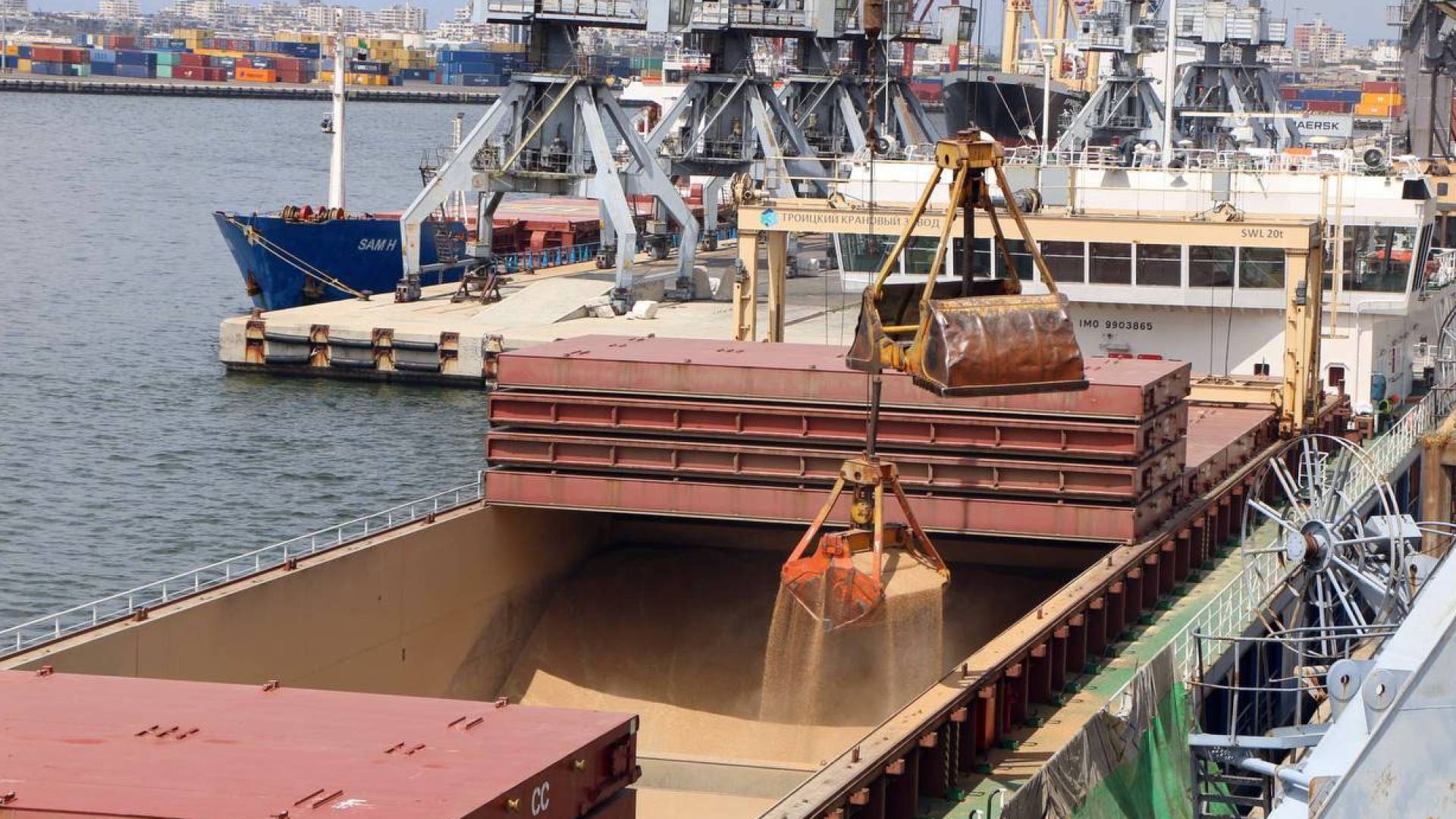 باخرة محملة بالقمح