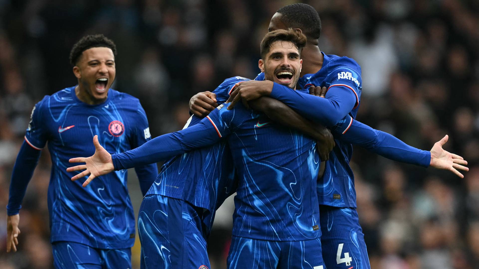 لاعبو تشيلسي يحتفلون بهدف