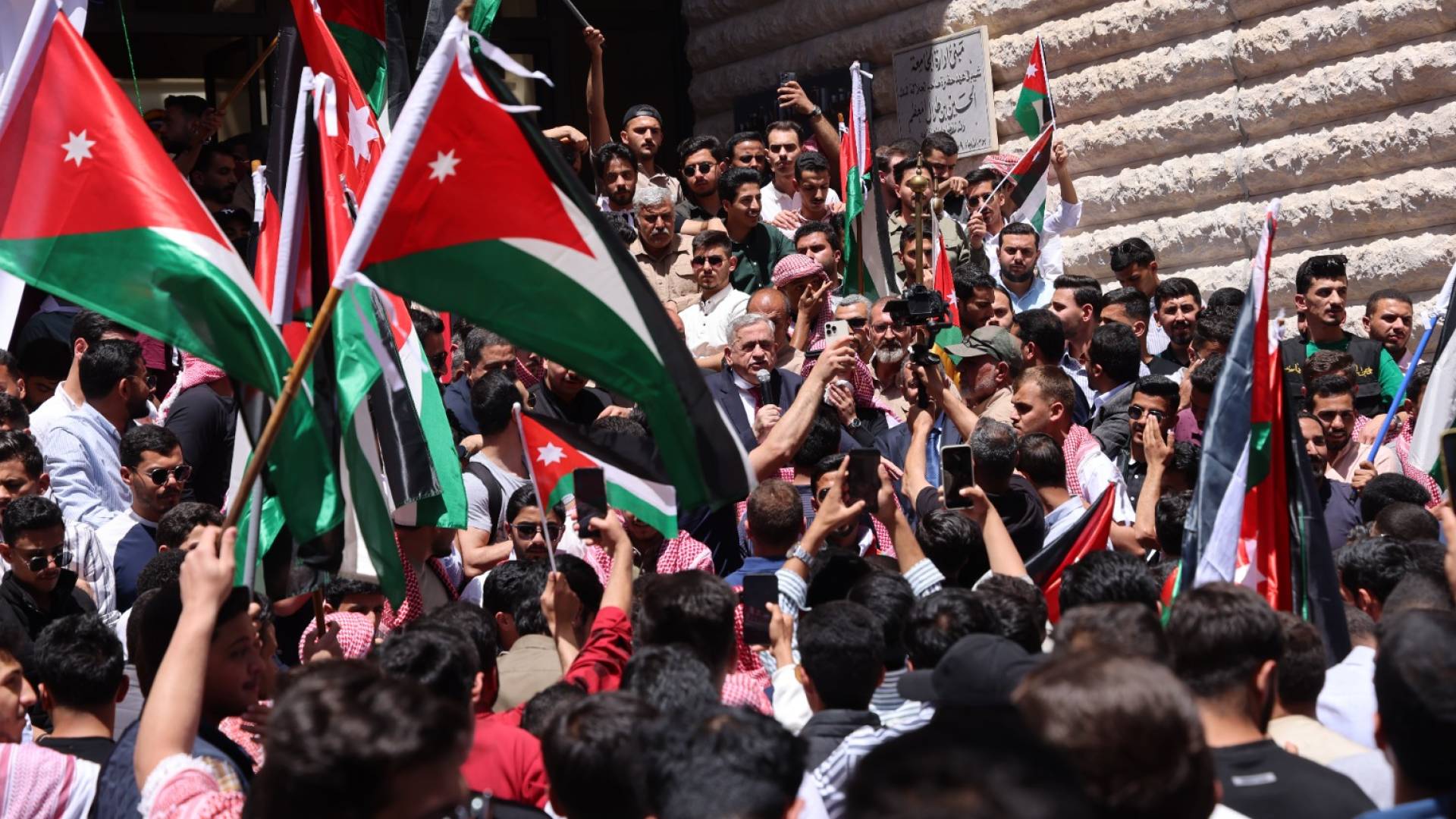 وقفة في الجامعة الأردنية فخرا بجهود الأجهزة الأمنية في التصدي للمخططات الإرهابية