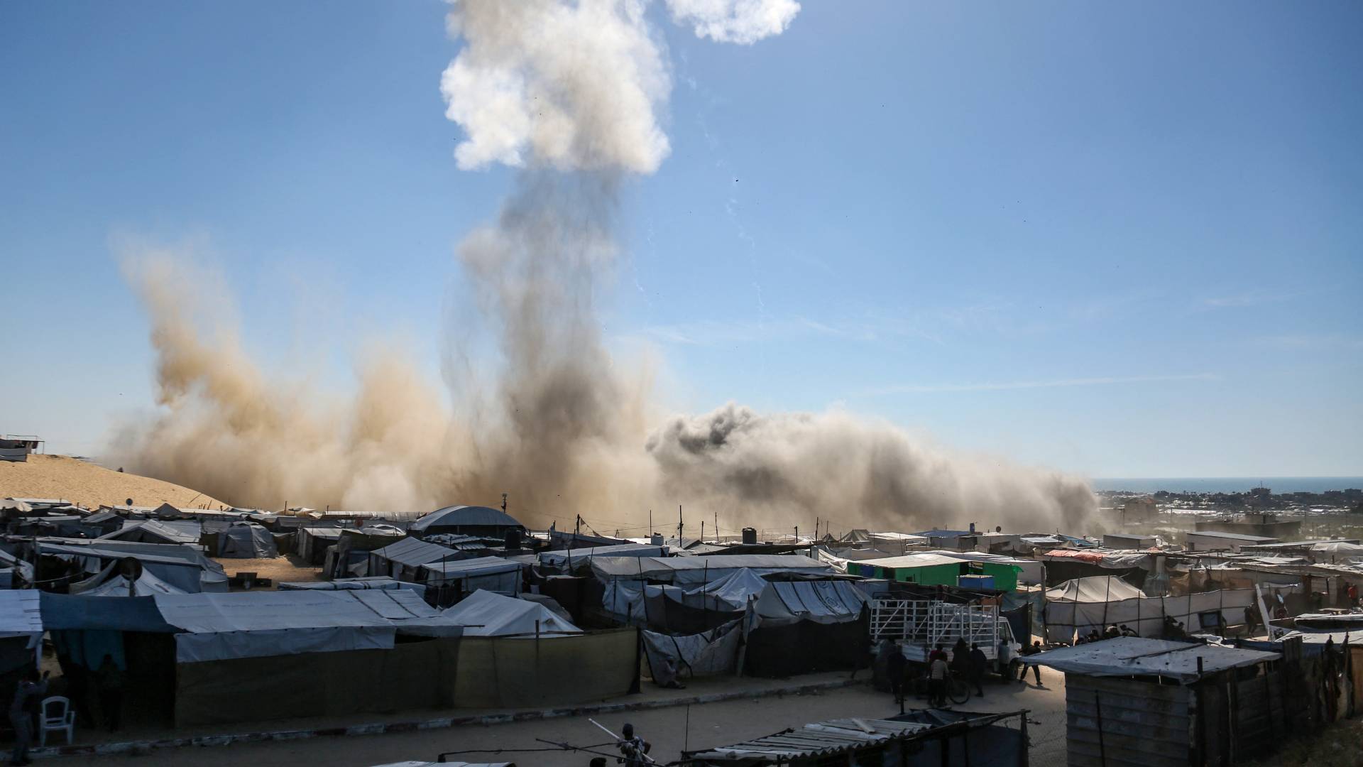 قصف خيام تؤوي نازحين في قطاع غزة