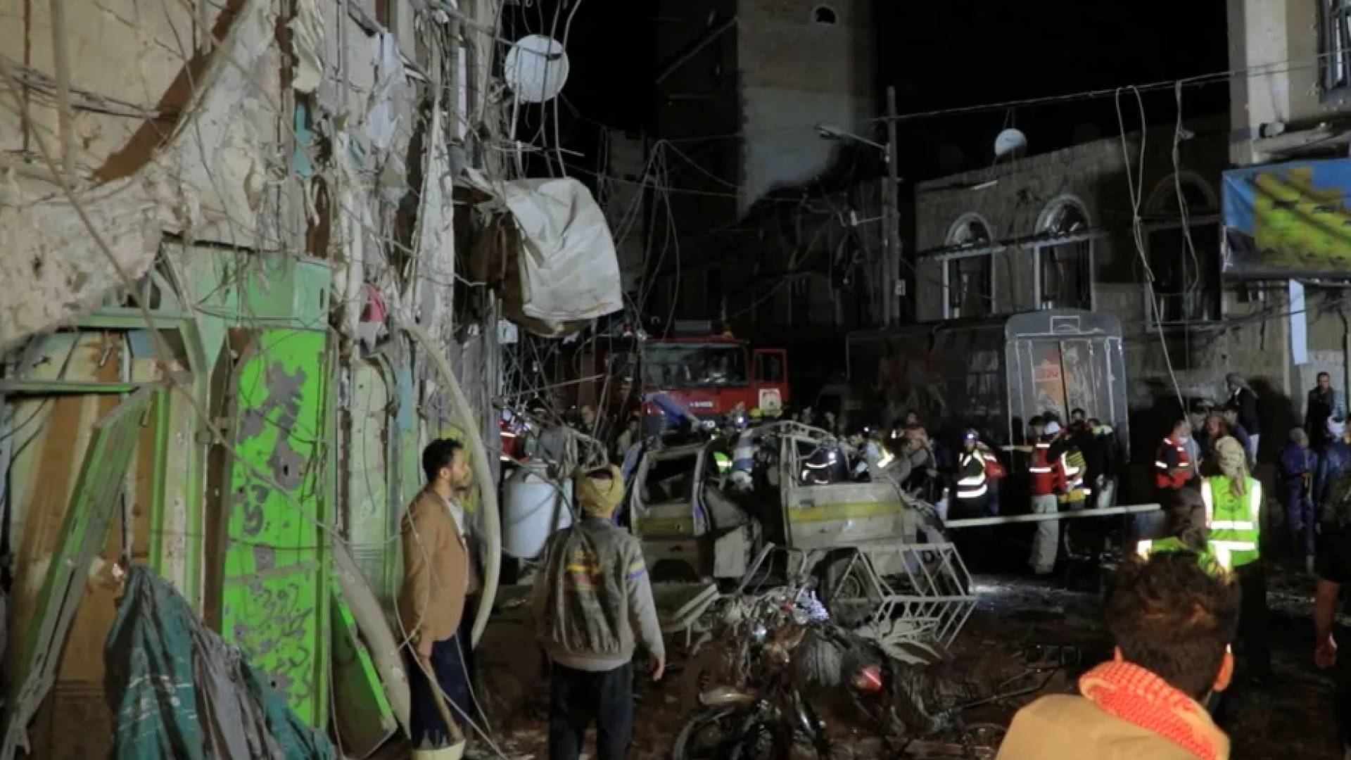 موقع سقوط صاروخ في إحدة المدن اليمنية