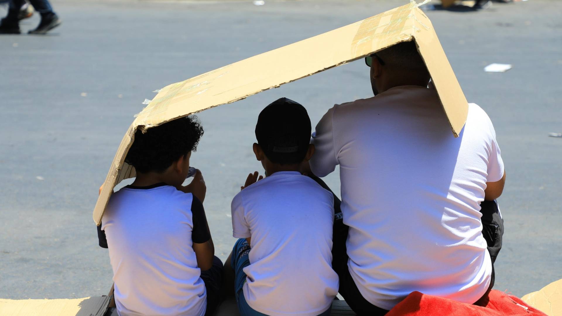 شخص وأطفاله تحت أشعة الشمس في عمان "أرشيفة"