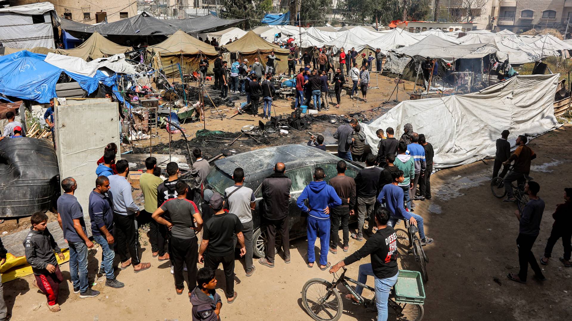 قصف خيام النازحين في قطاع غزة