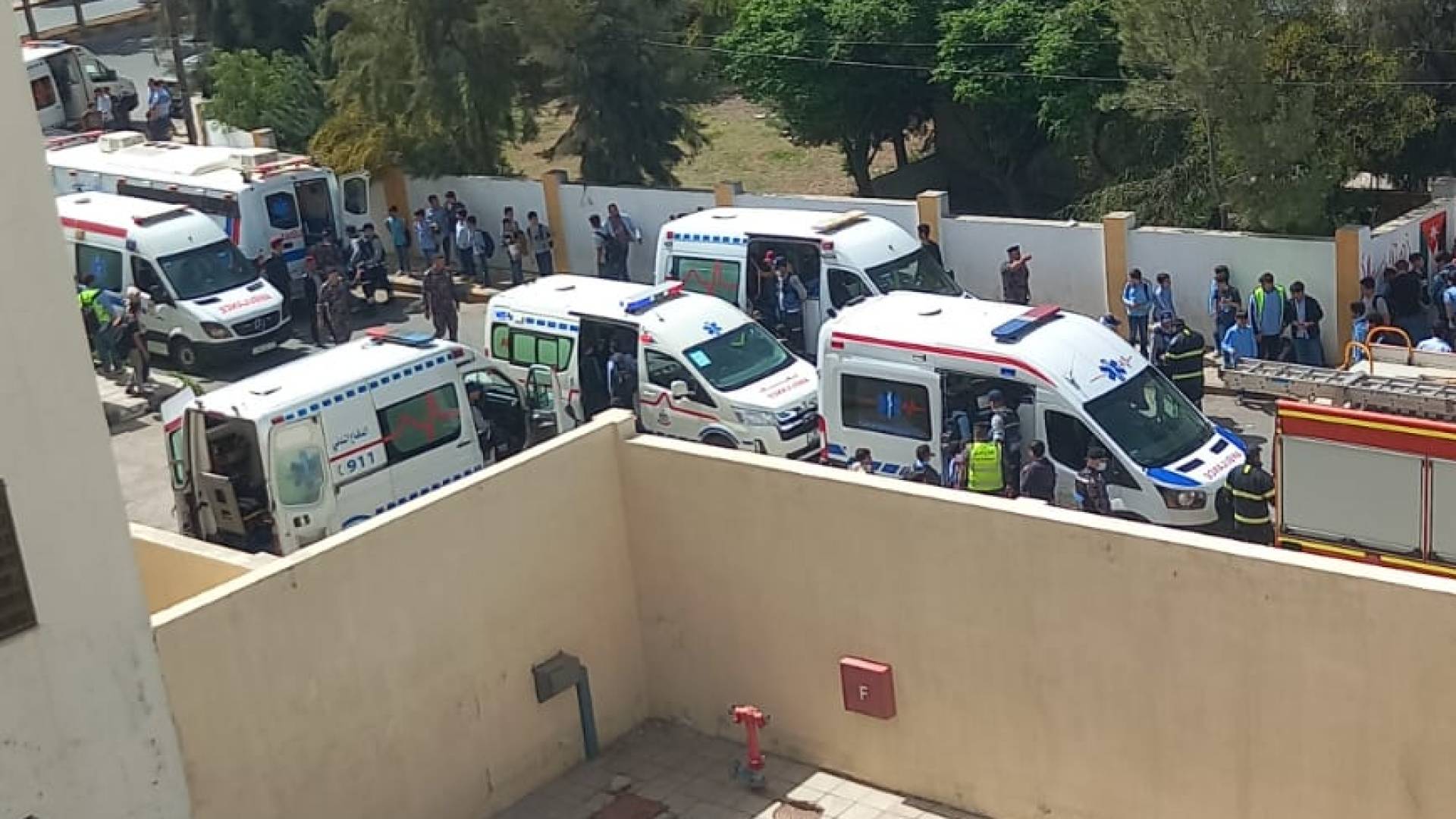 سيارات إسعاف أمام المدرسة في منطقة المقابلين