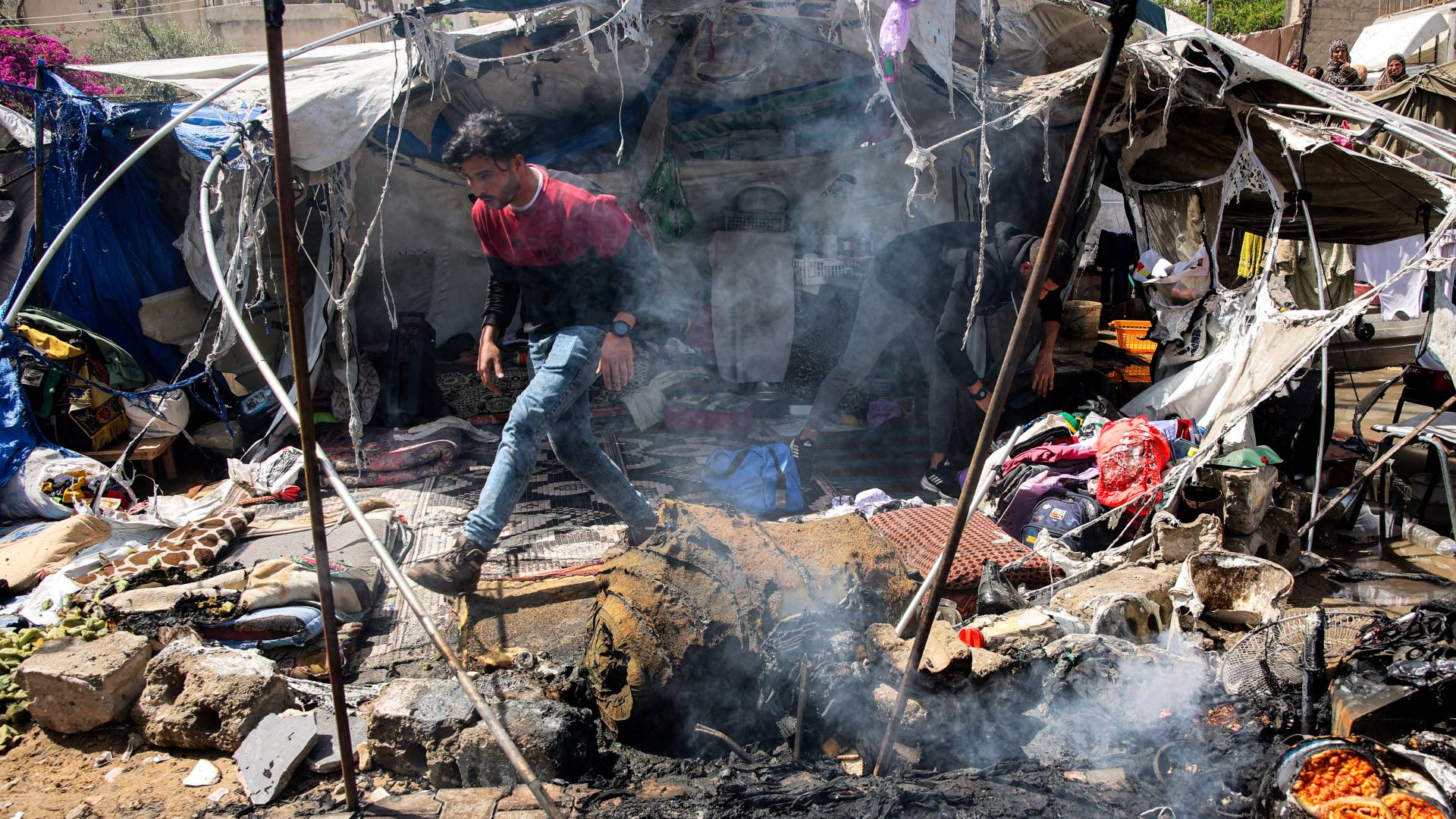 خيمة تعرضت لقصف من طيران الاحتلال