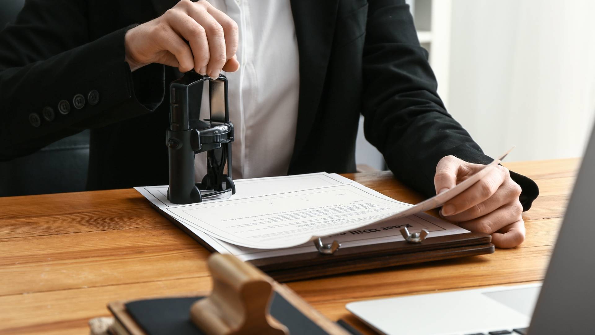 موظف يقوم بختم أوراق "أرشيفية"