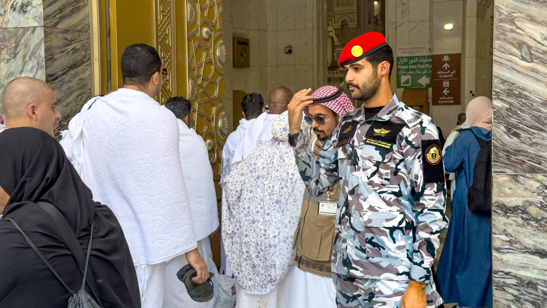 شرطي سعودي داخل الحرم