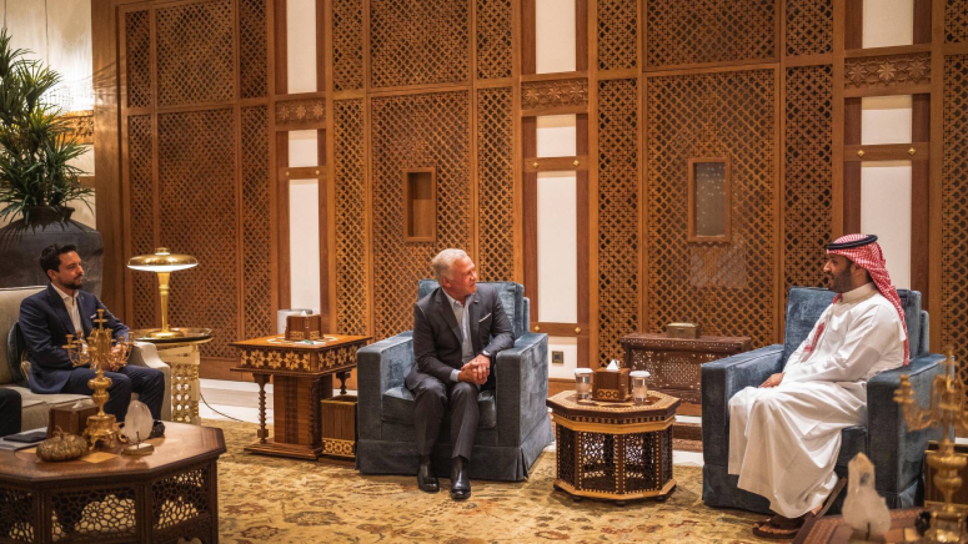 الملك يعرب عن تقديره للدور المحوري للسعودية في الدفاع عن القضايا العربية والإسلامية.. فيديو