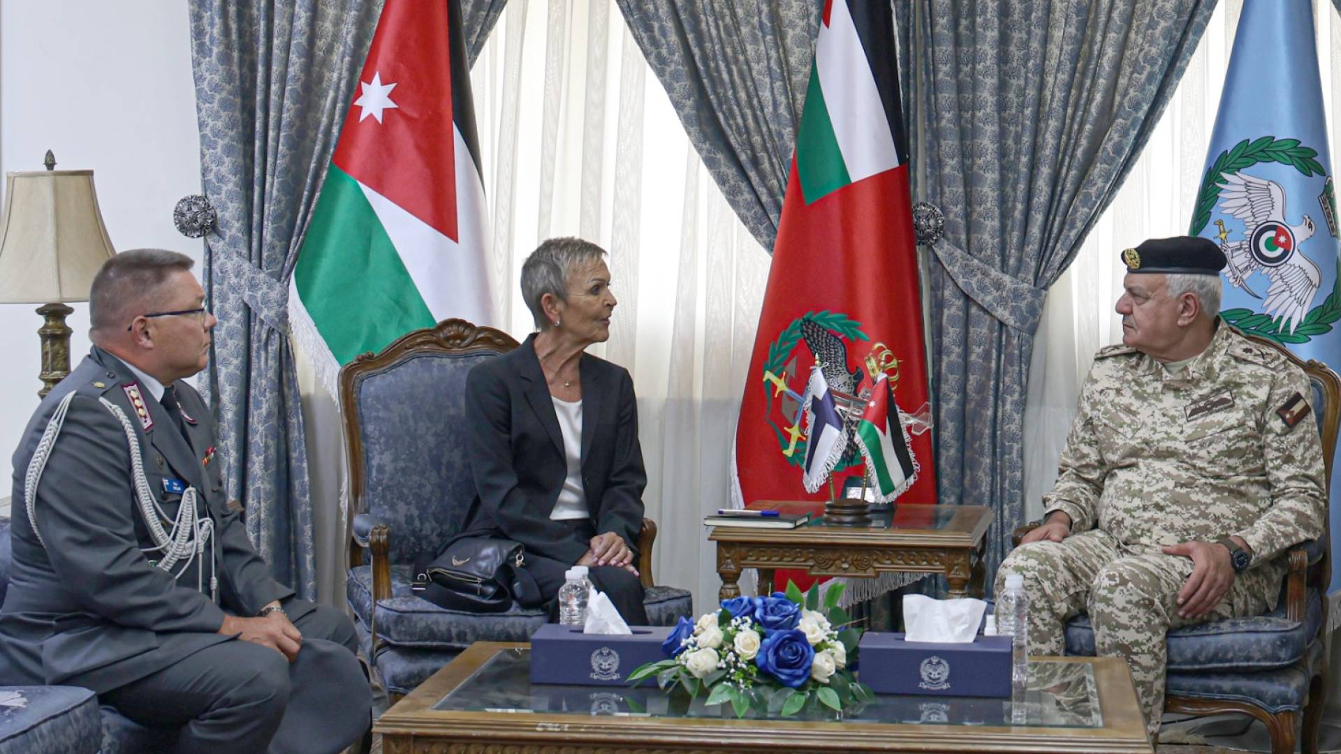 رئيس هيئة الأركان المشتركة يستقبل السفيرة الفنلندية