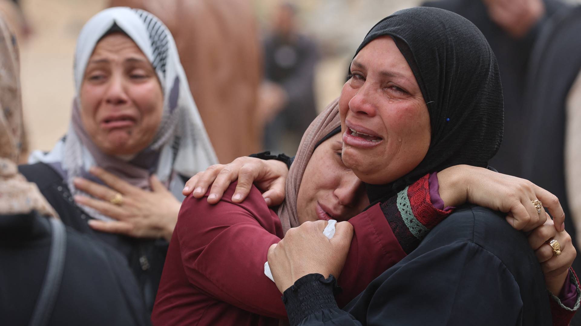 فلسطينية تبكي أحد أفراد عائلتها