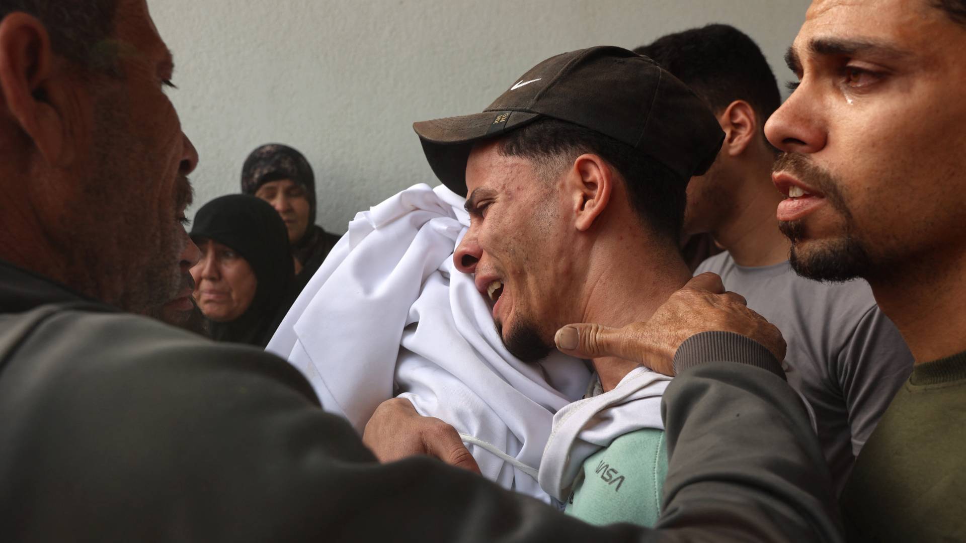 فلسطيني يودع نجله الشهيد في قطاع غزة