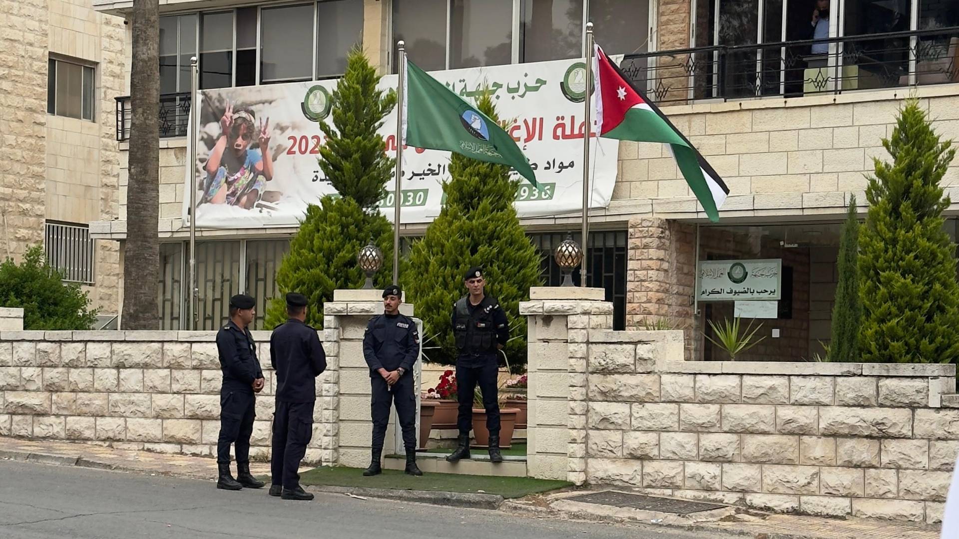 الأجهزة الأمنية أمام مقرات الإخوان المسلمين أثناء إغلاقها