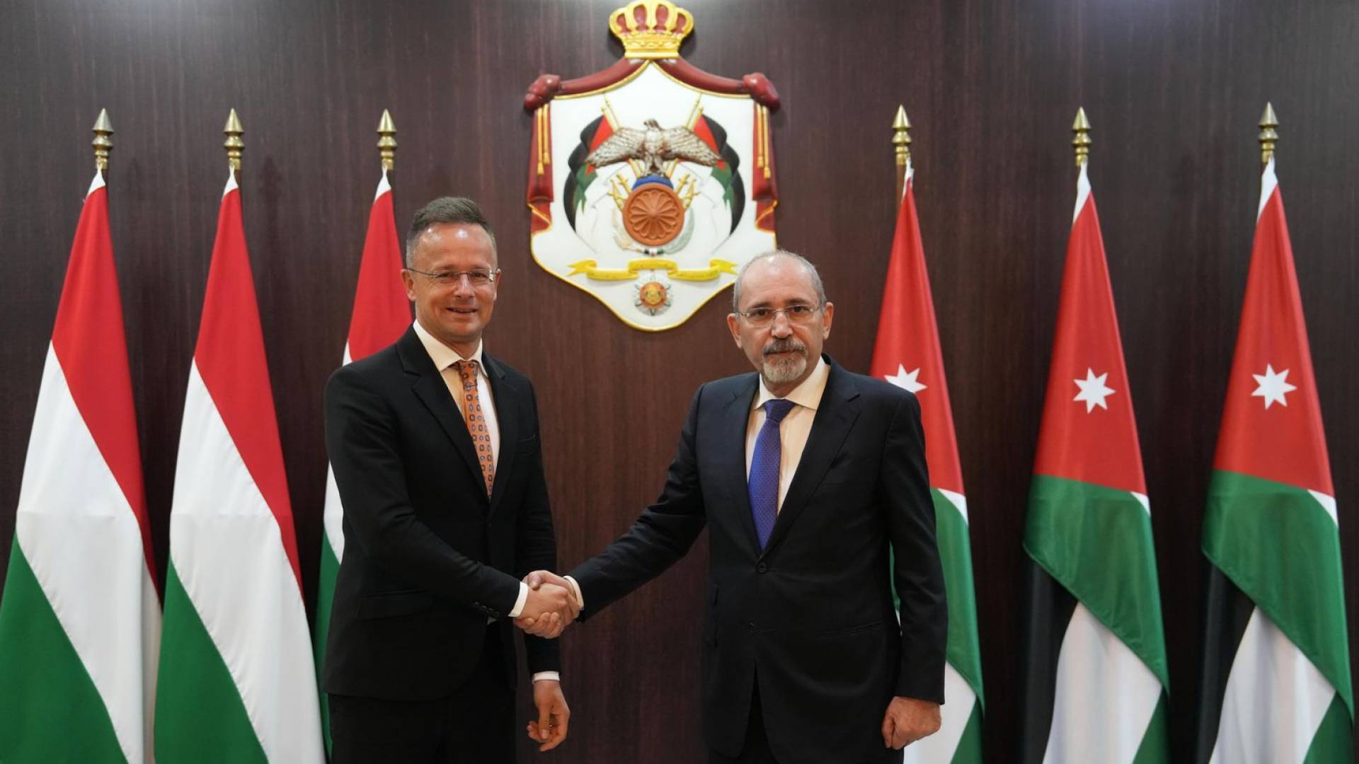 وزير الخارجية أيمن الصفدي ووزير الخارجية والتجارة الهنغاري بيتر سيارتو