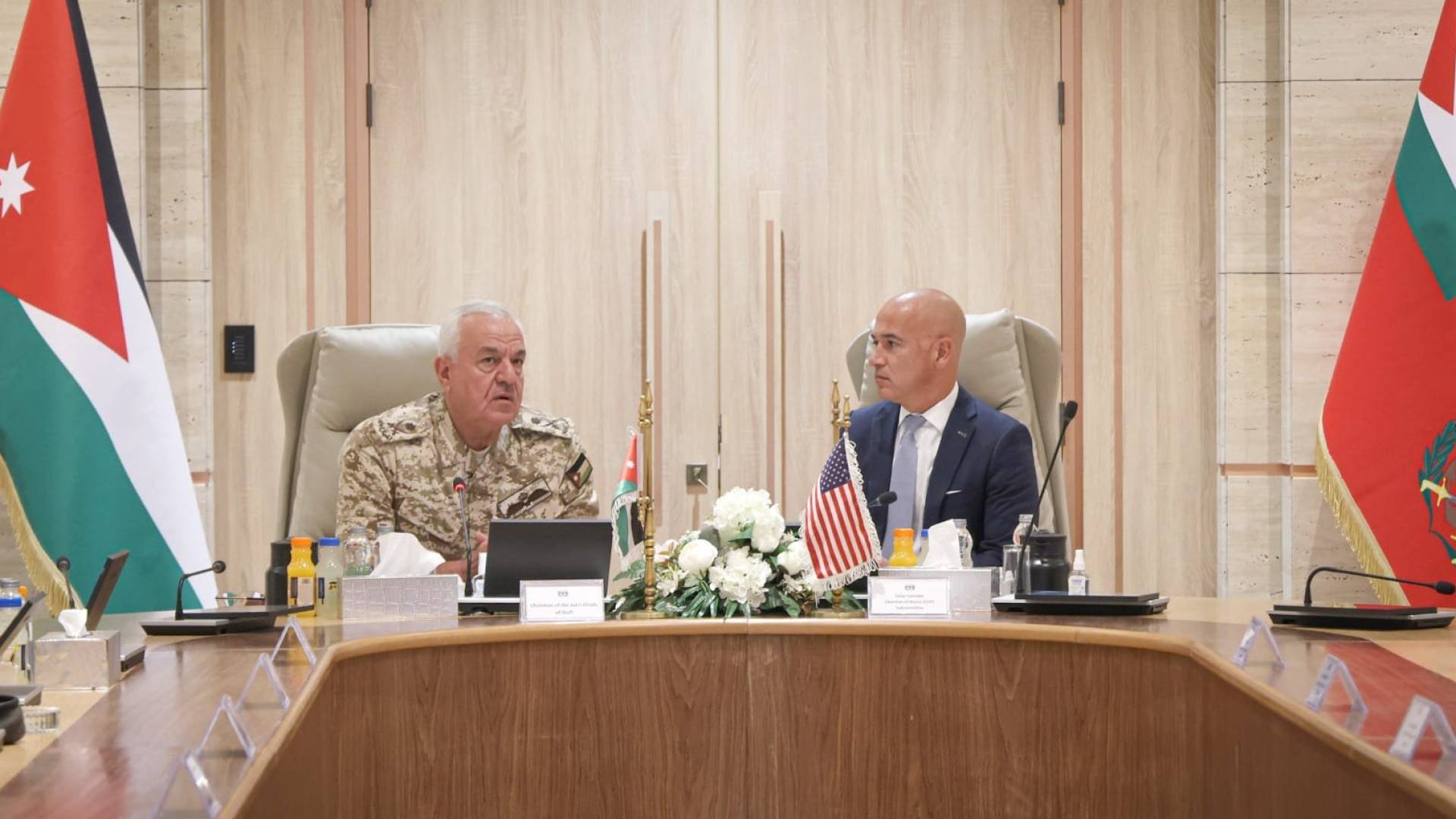 رئيس الأركان يستقبل وفدا من كبار مستشاري الكونغرس الأمريكي ويؤكد على الشراكة الاستراتيجية بين البلدين