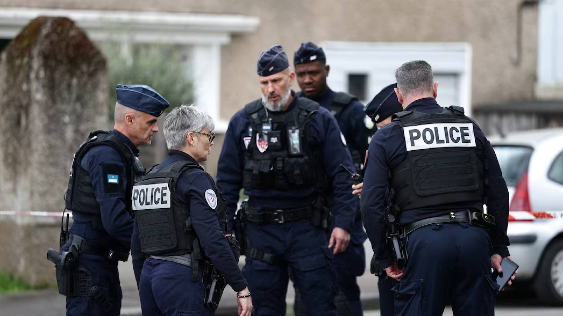 عناصر من الشرطة الفرنسية في موقع عملية الطعن