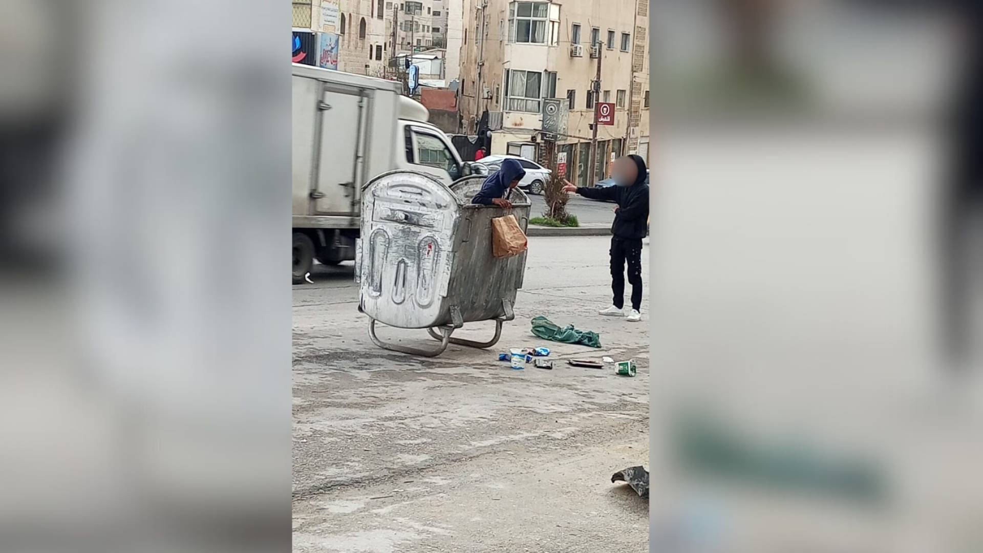 طفل في إحدى "حاويات" النفايات