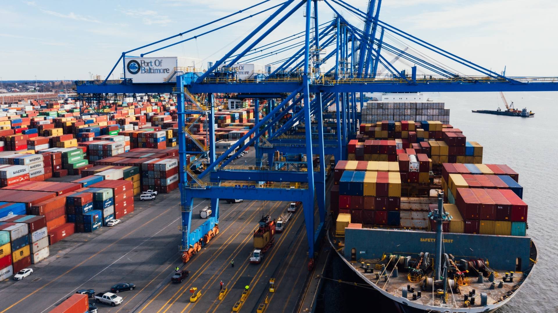 ميناء حاويات تحمل بضائع "تعبيرية"