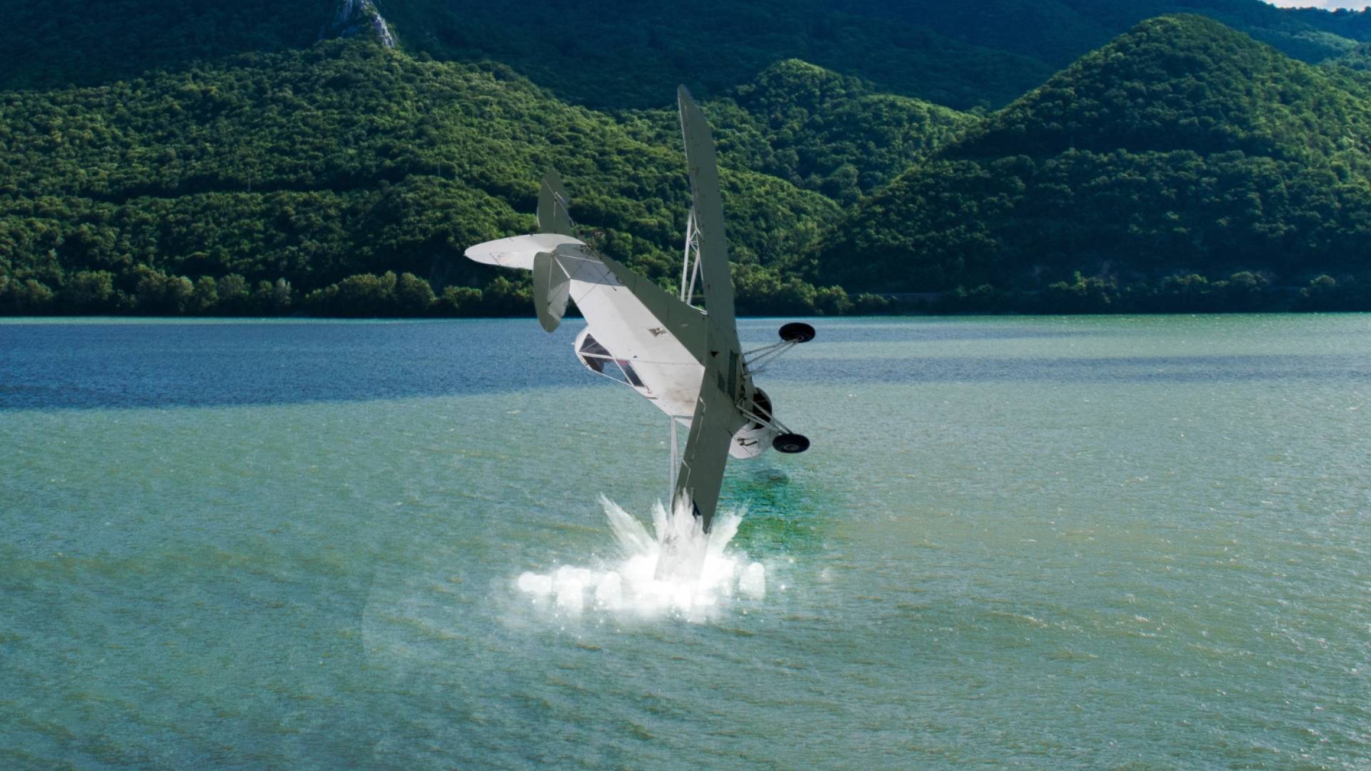 سقوط طائة في البحر "أرشيفية"