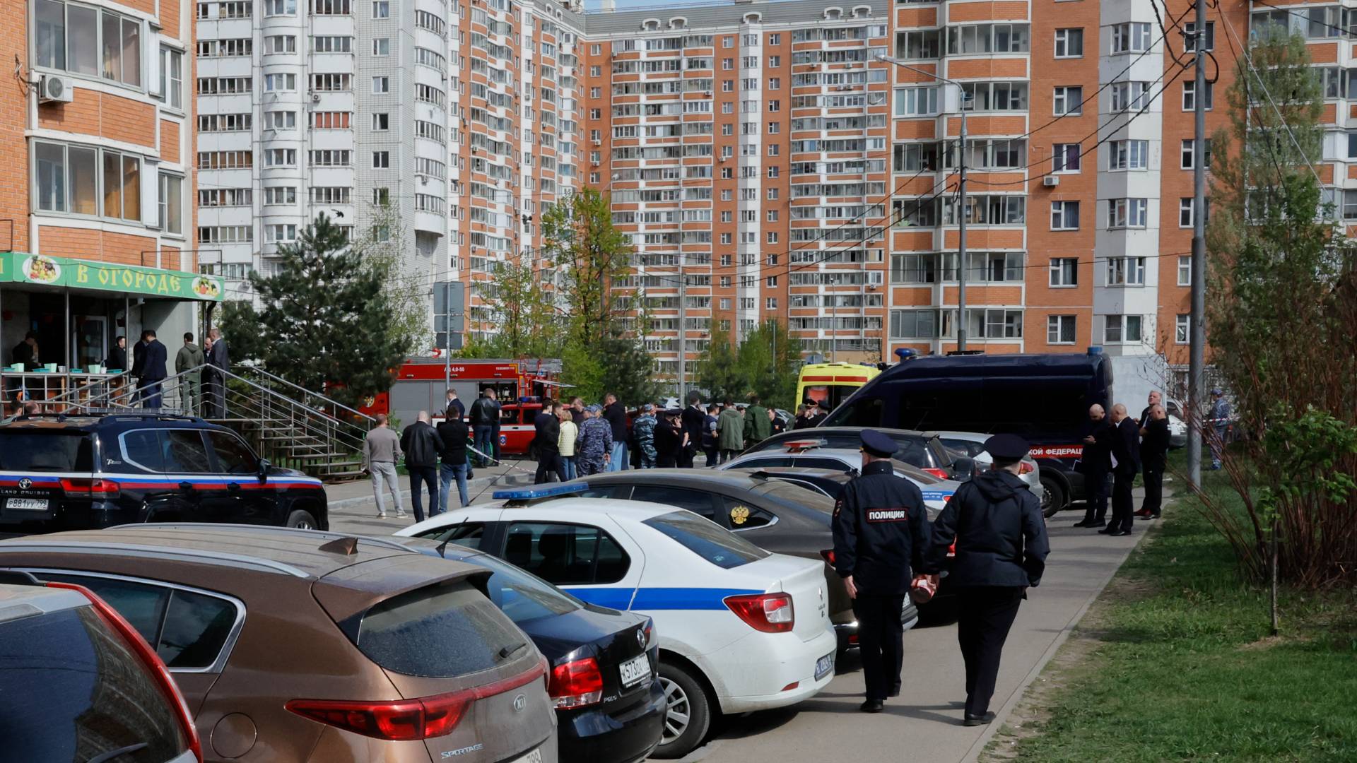 ضباط روس في ساحة مباني سكنية بعد انفجار في بلدة بالاشيخا بموسكو