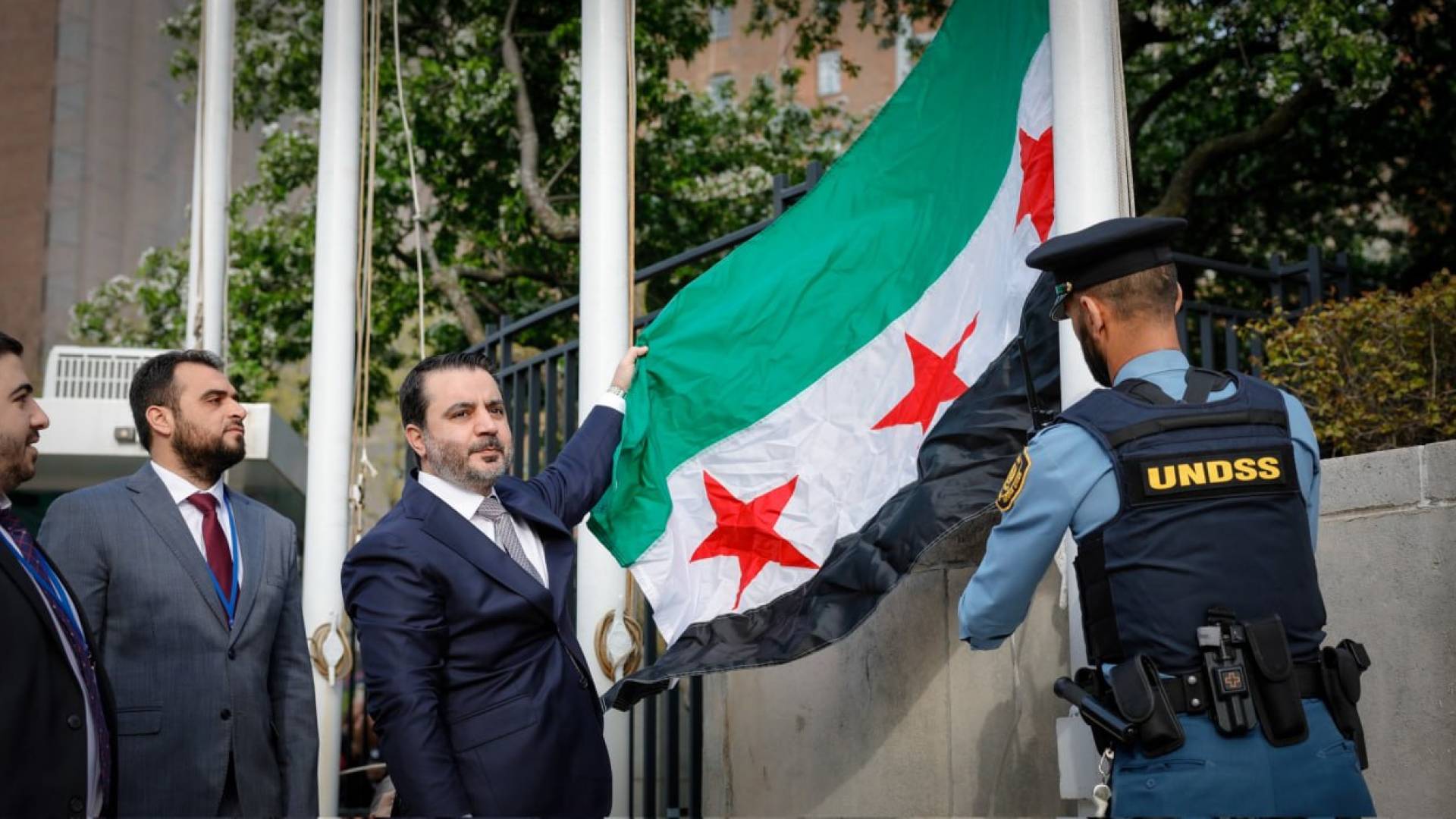 الشيباني لدى رفع العلم السوري في مقر الأمم المتحدة