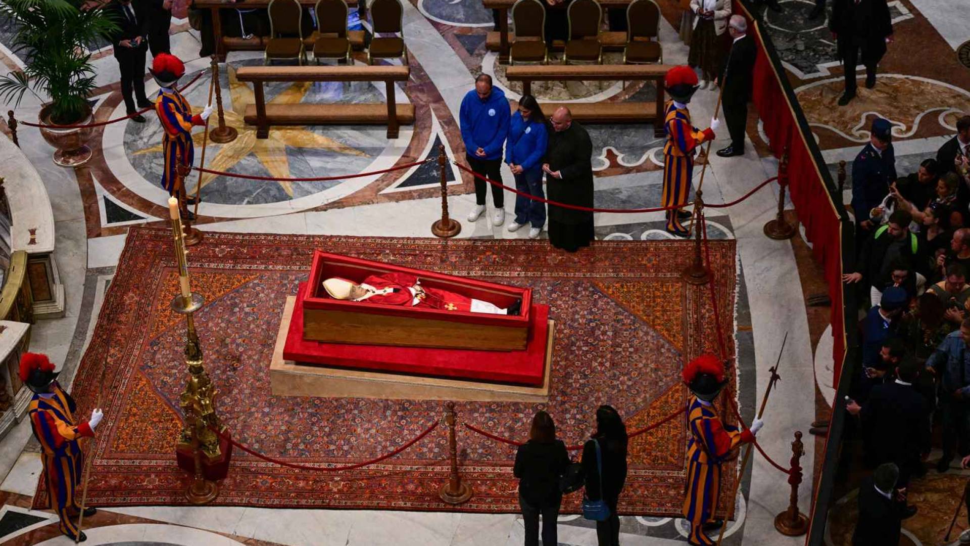 مراسم "نظرة الوداع" على جثمان البابا فرنسيس