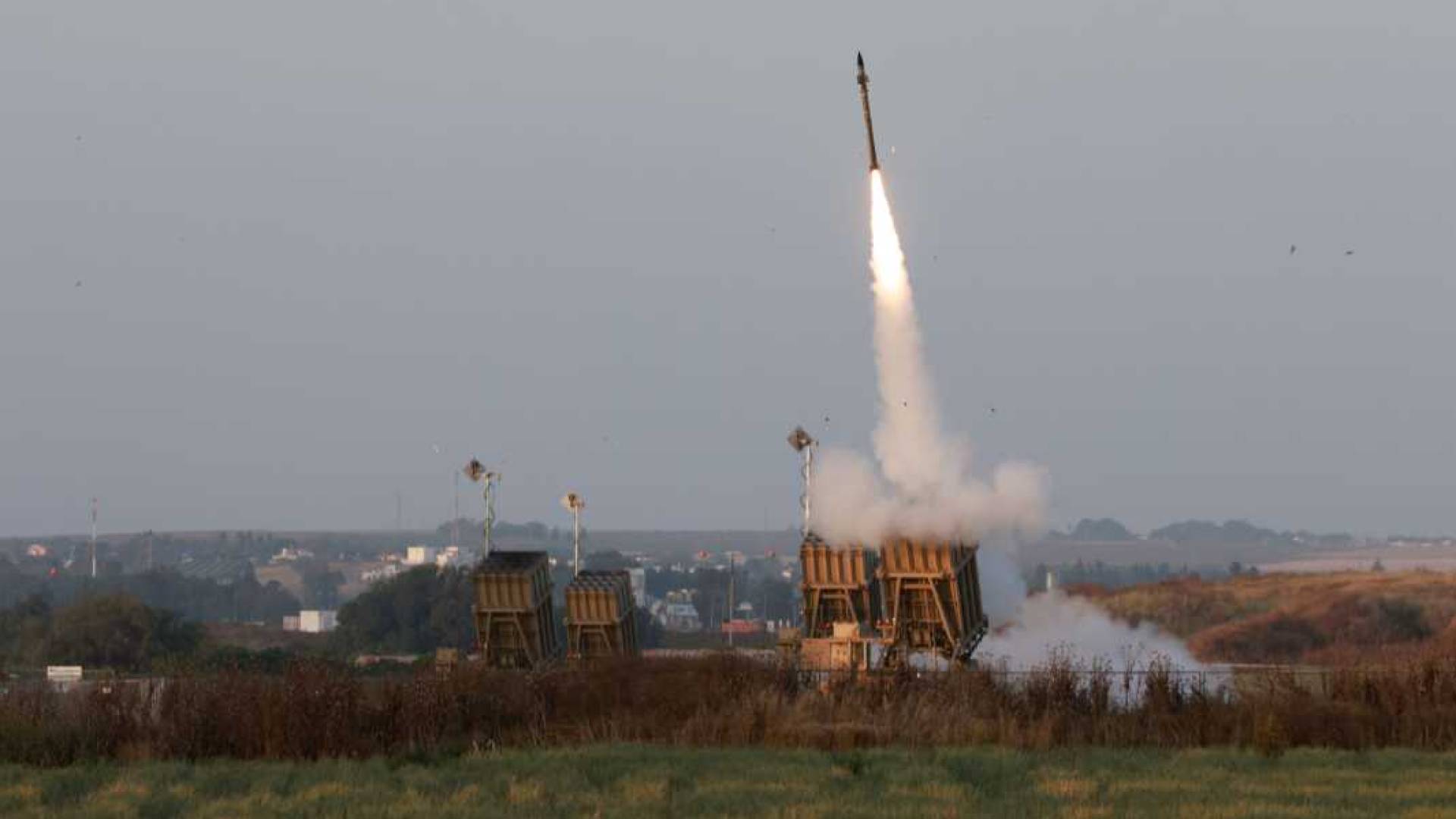 صاروخ يطلق من اليمن