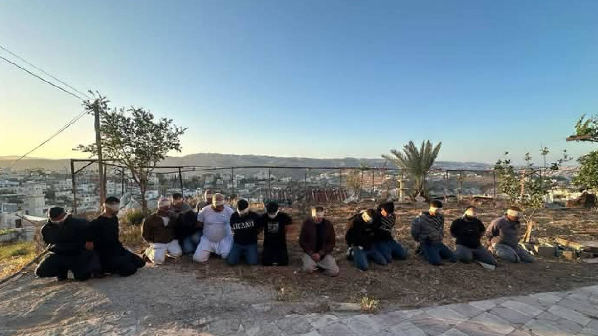 الاحتلال يعتقل فلسطينيين غرب الخليل