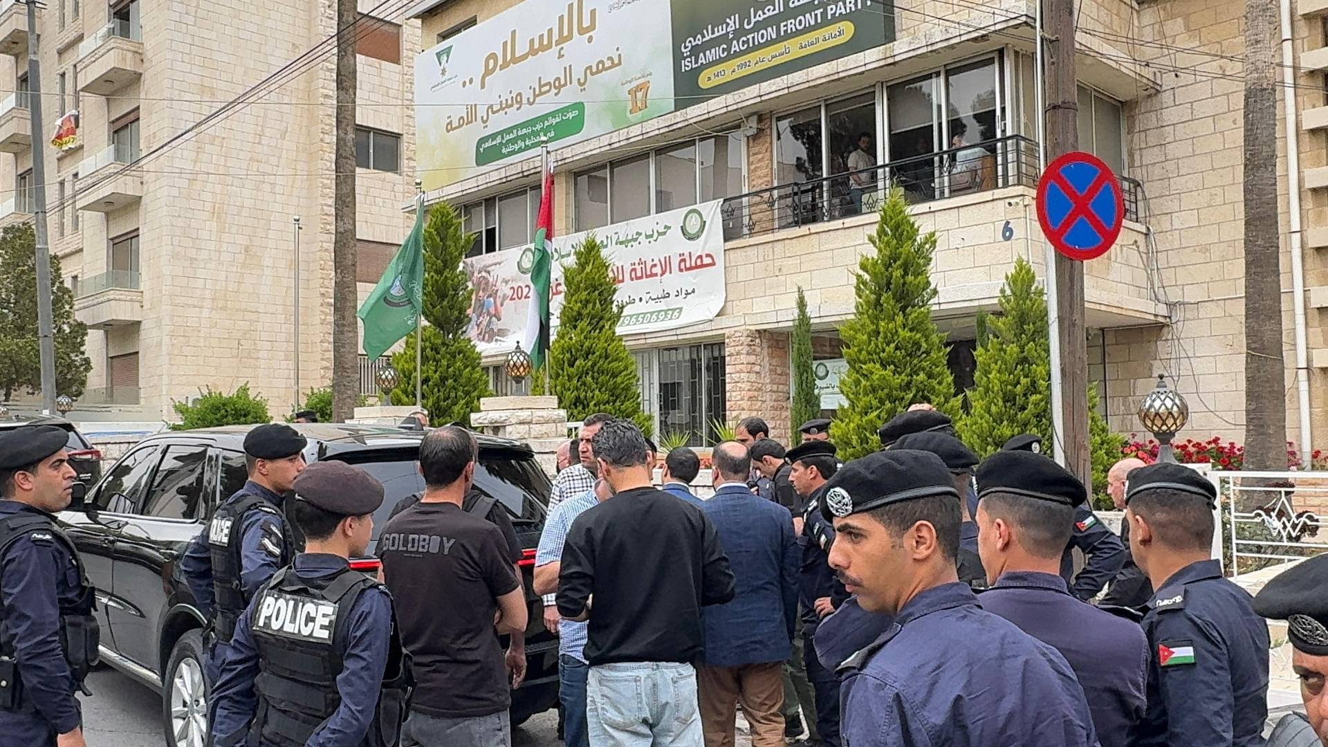 الأجهزة الأمنية أمام مقرات الإخوان المسلمين أثناء إغلاقها