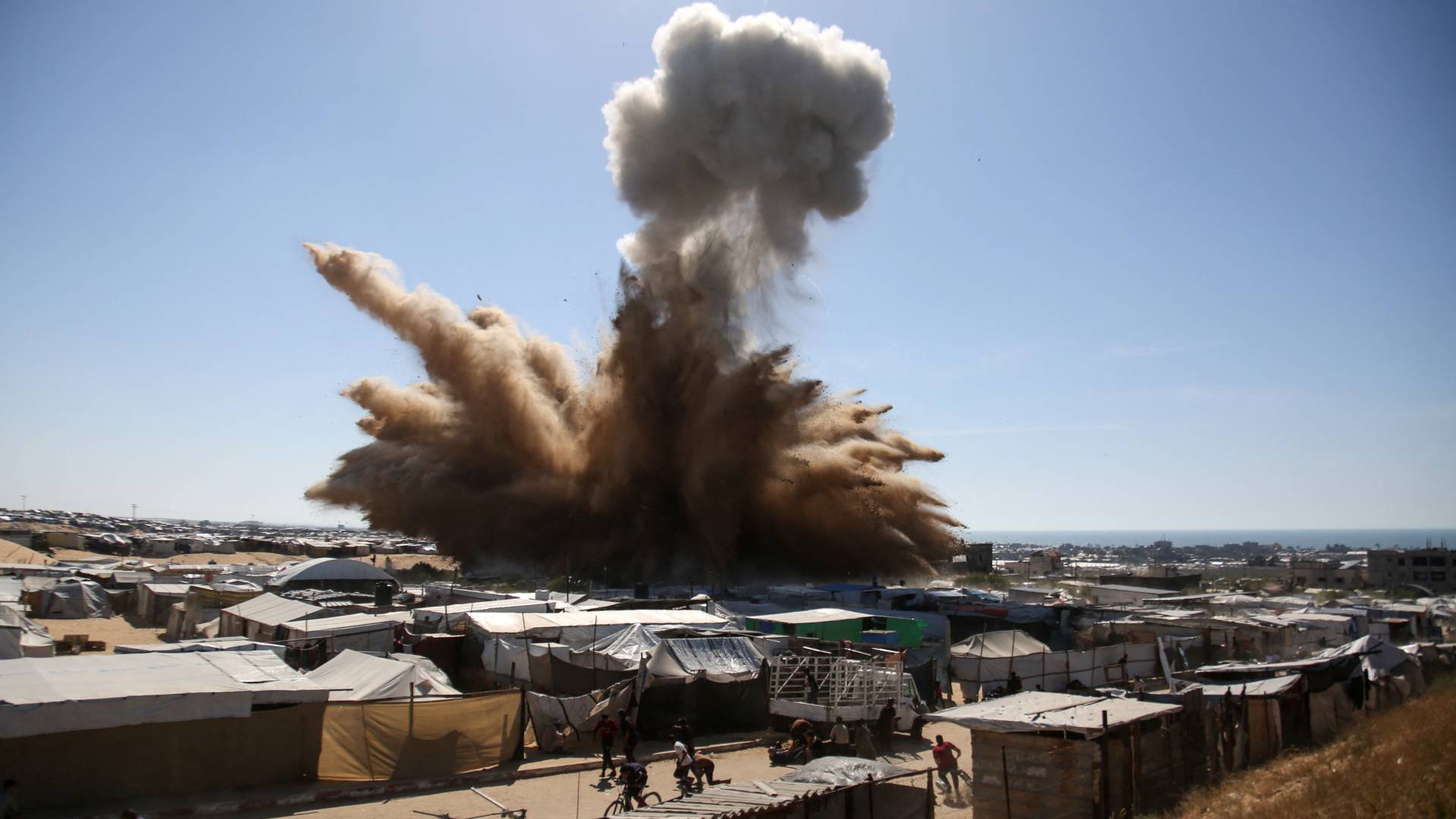 دمار فوق الخيام في مخيم للنازحين شمال خان يونس جنوب قطاع غزة