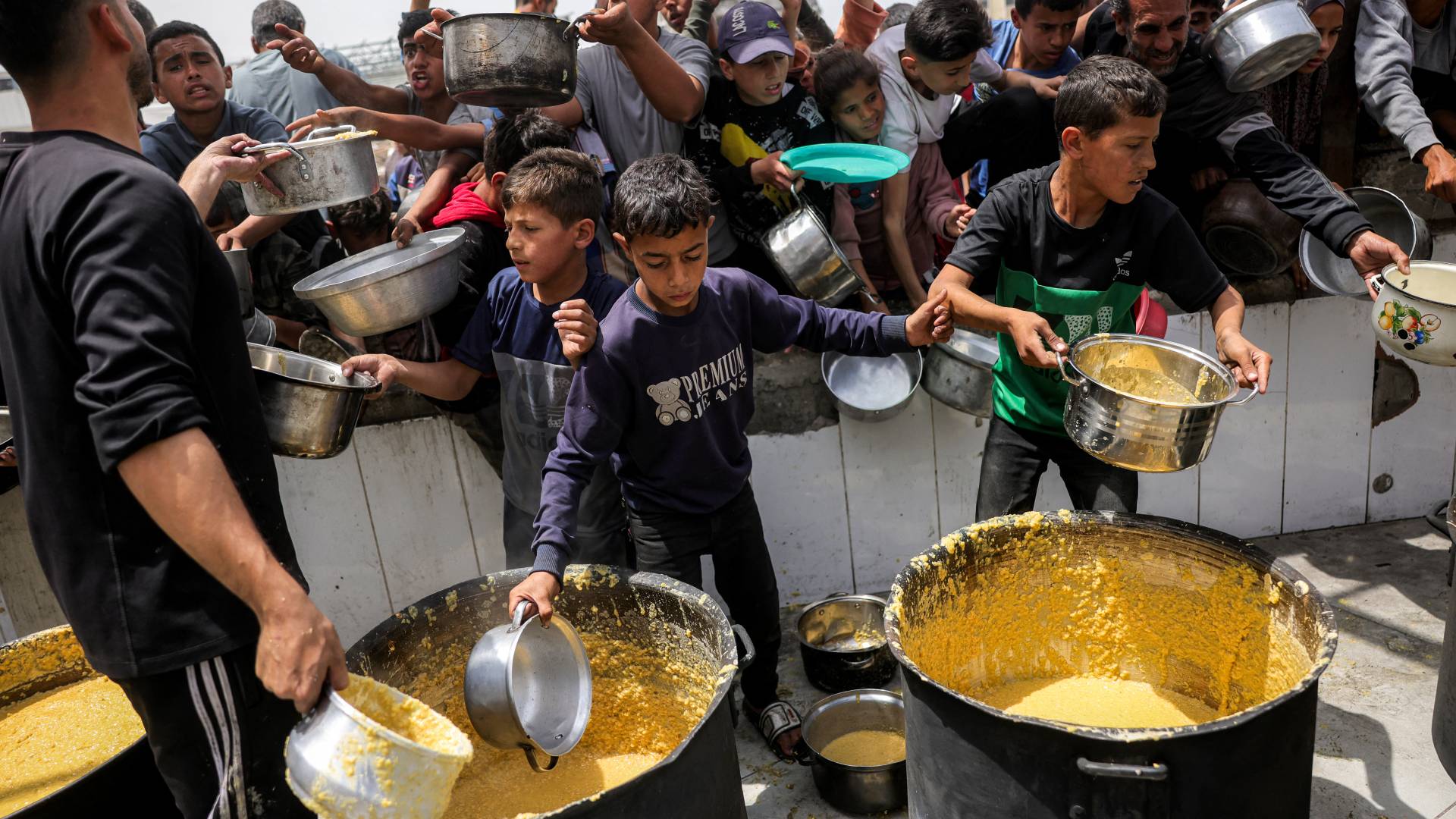 أفراد في قطاع غزة يحاولون الحصول على حصص من الطعام