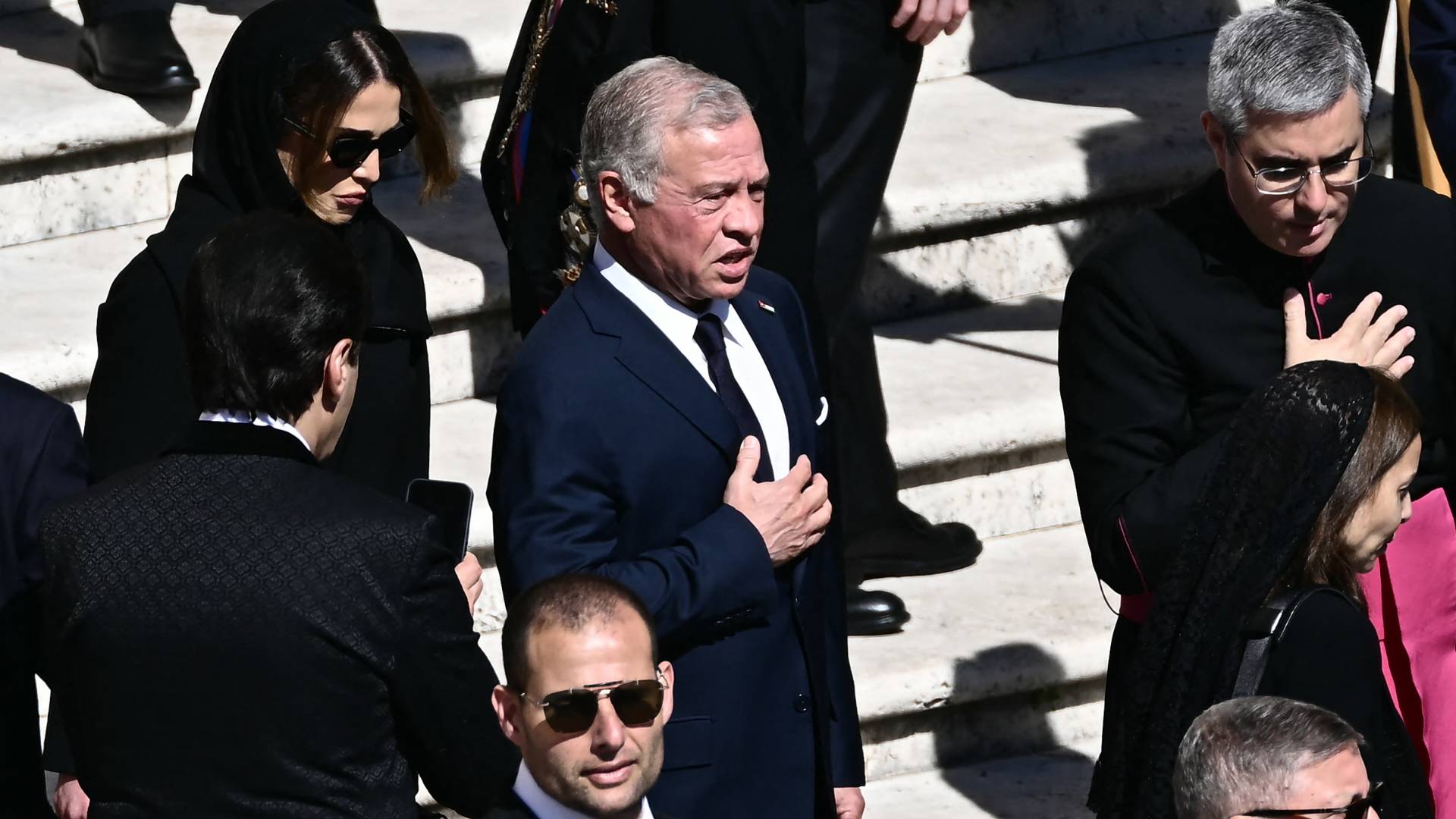 جلالة الملك عبدالله الثاني وجلالة الملكة رانيا خلال مشاركتهما في مراسم جنازة قداسة البابا فرنسيس