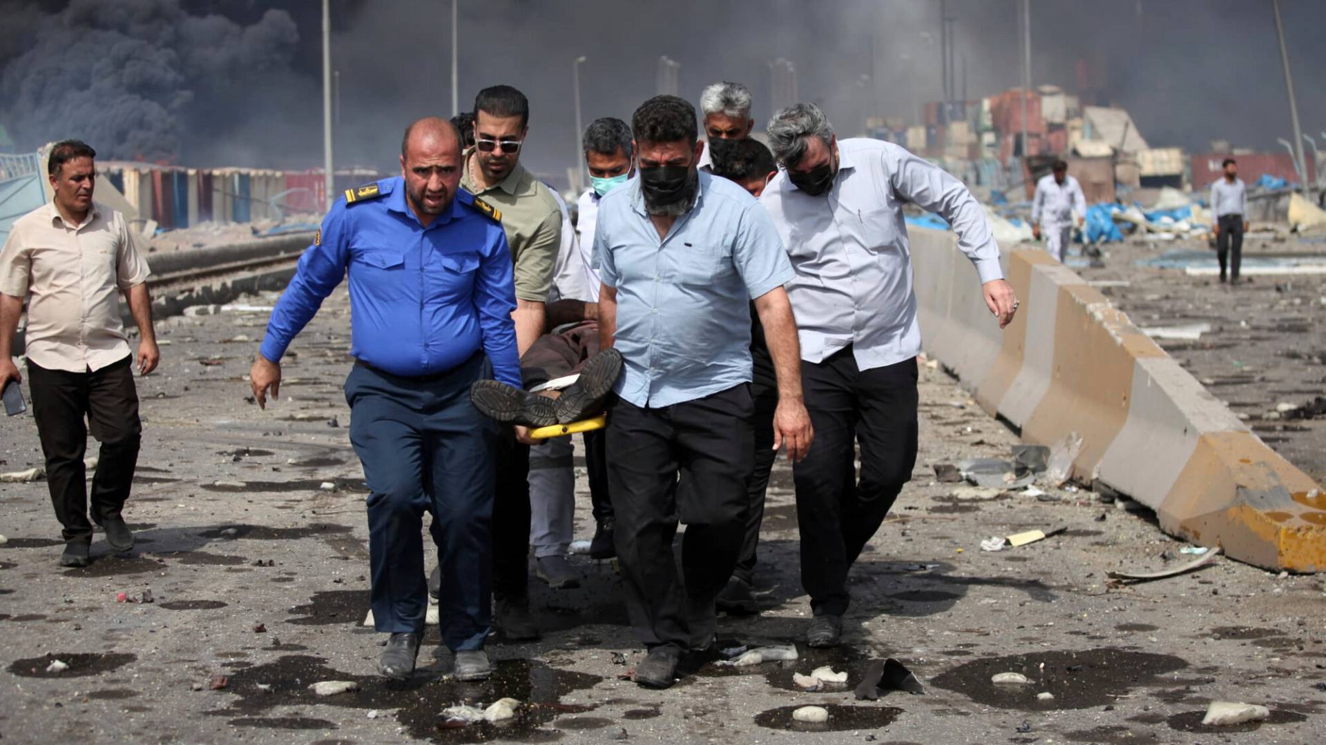 أثناء نقل مصابين بعد انفجار الميناء