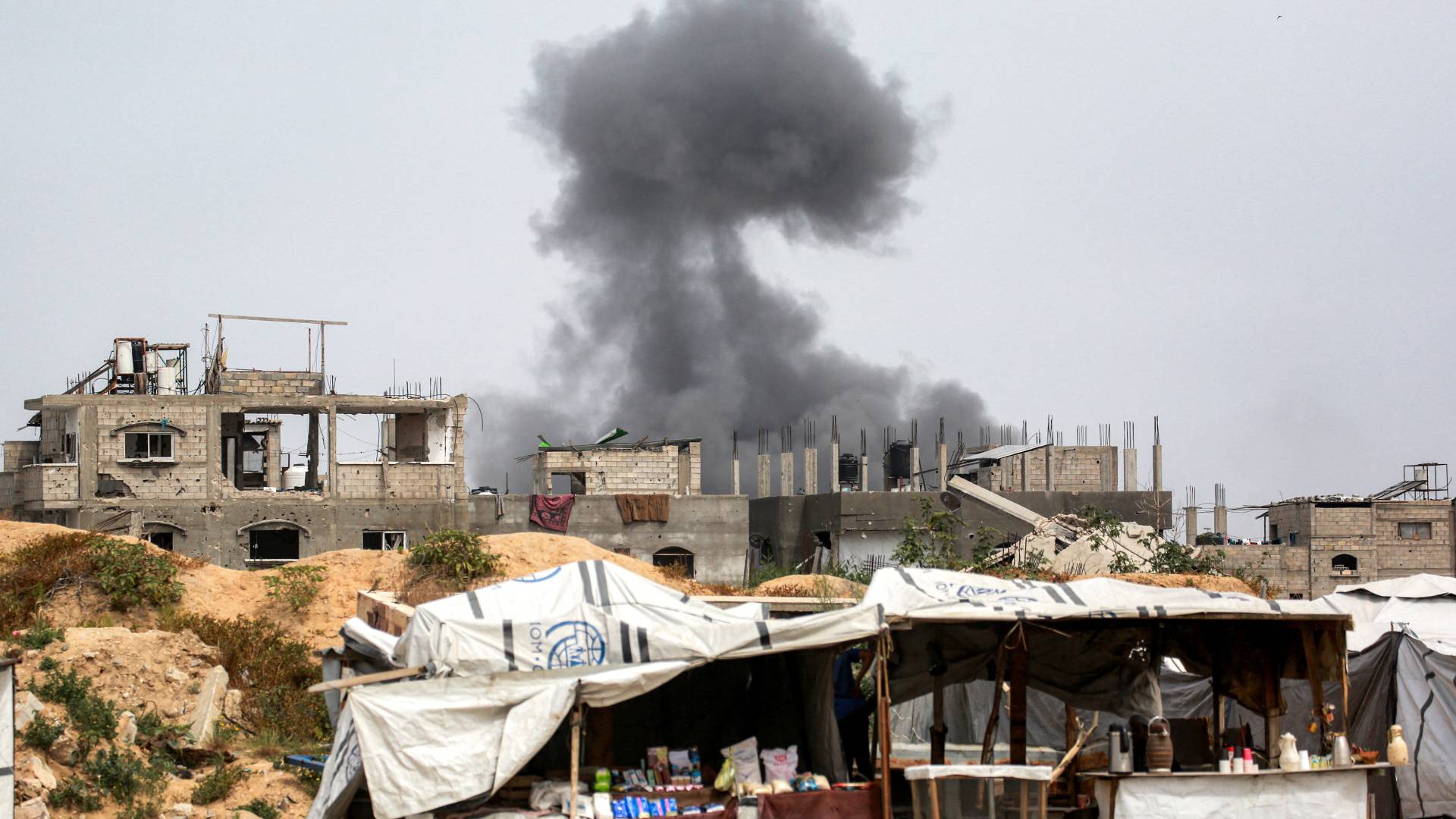 تصاعد الدخان جراء قصف للاحتلال على مبنى في بيت لاهيا شمال قطاع غزة