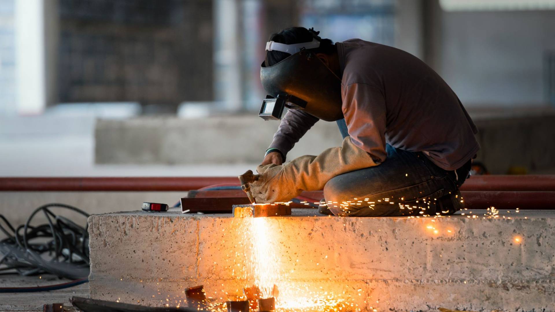 صورة تظهر عامل في مجال البناء